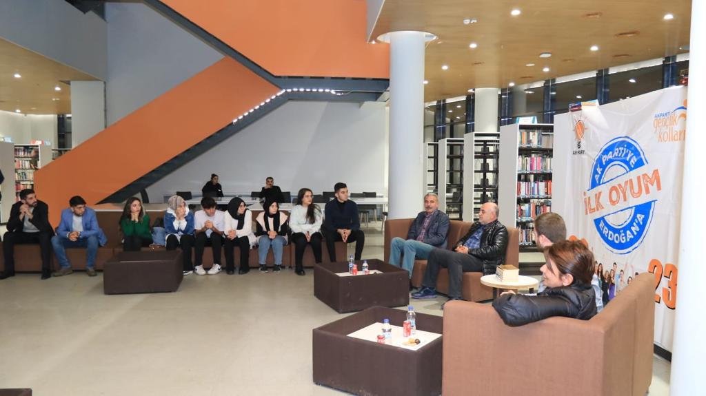 Ak Partili Yöneticiler Diyarbakır'da Gençlerle Buluştu