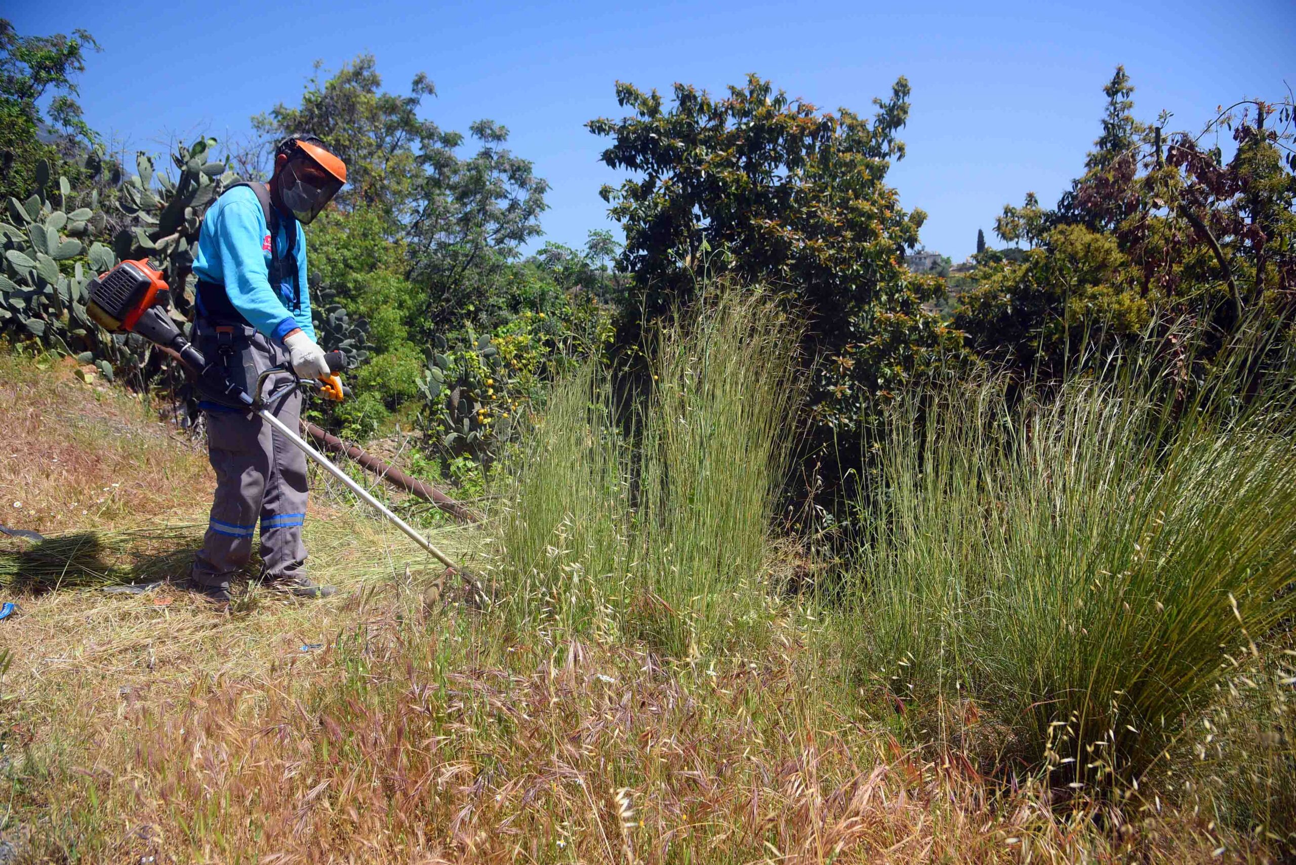 ALANYA BELEDİYESİ YOLLARDA BAKIM VE TEMİZLİK YAPIYOR