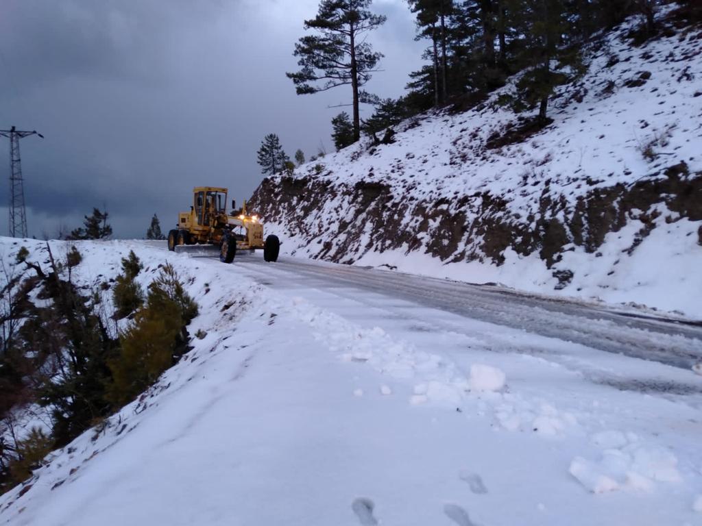 Alanya’da karla kapanan yollar açılıyor 