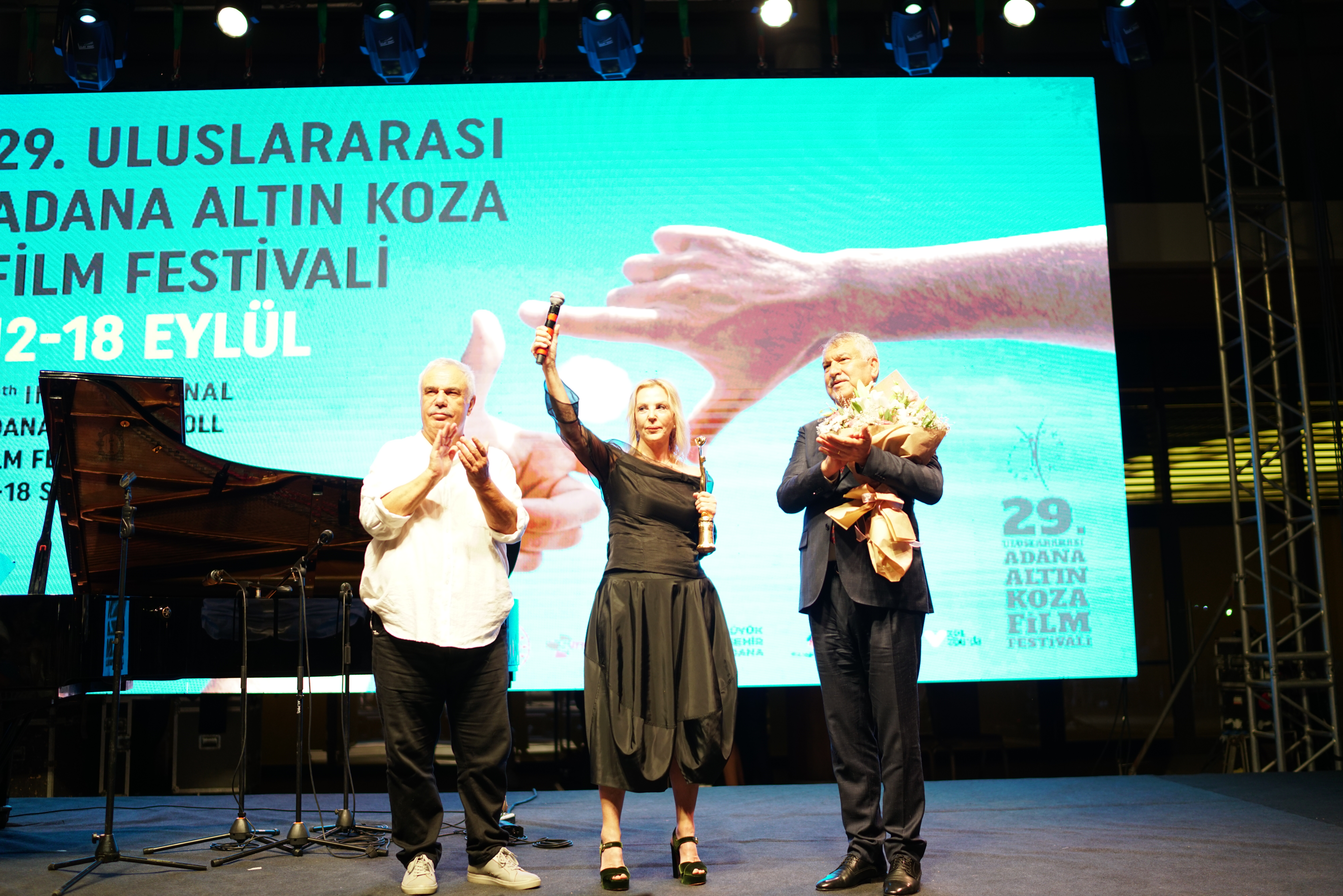ALTIN KOZA’DA ONUR ÖDÜLLERİ,   HALE SOYGAZİ VE MÜJDAT GEZEN’E VERİLDİ