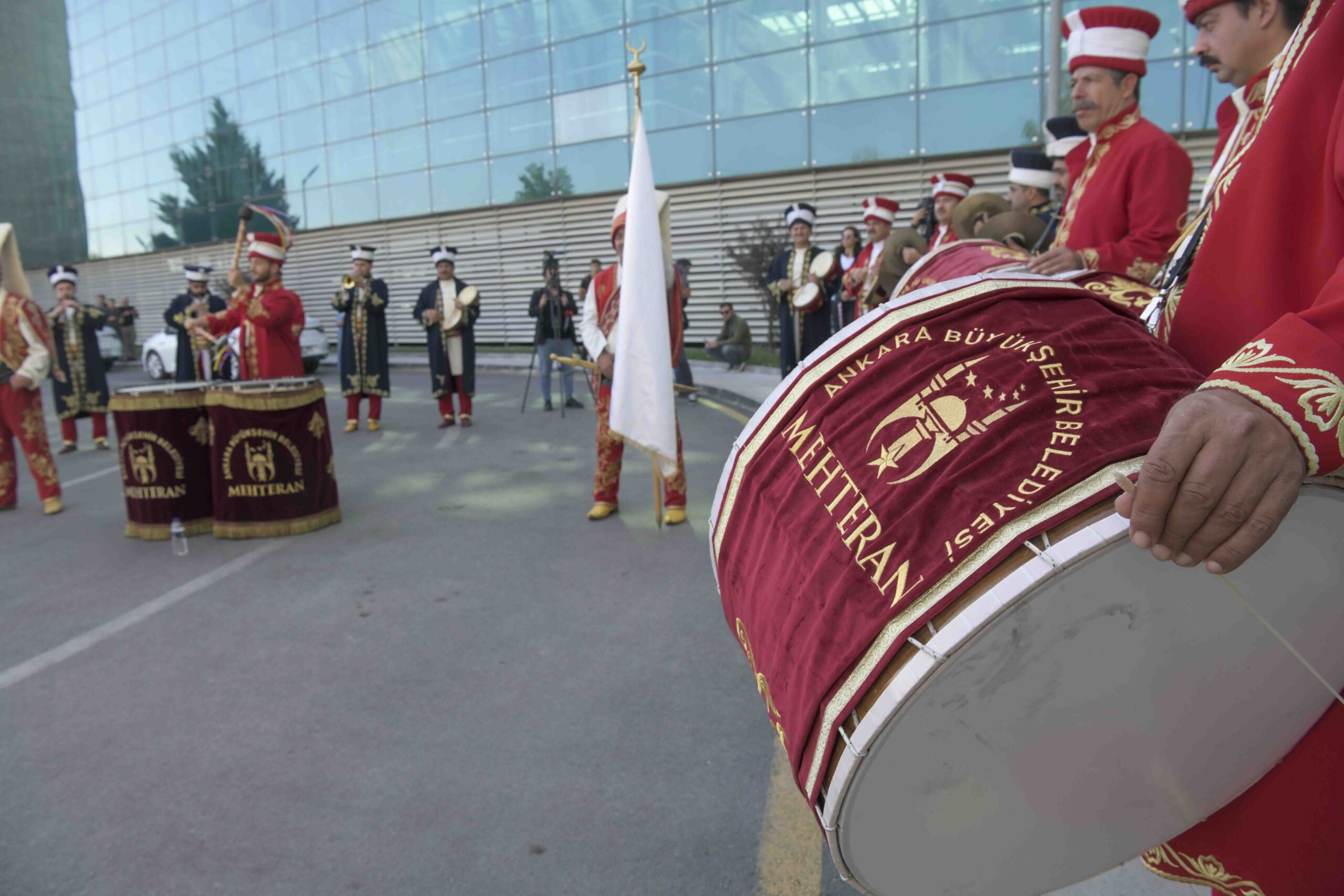 ALTIN MADALYA SÖZÜ: OLİMPİYAT VİZESİ ALAN ASKİ SPORLU TAHA AKGÜL YURDA DÖNDÜ
