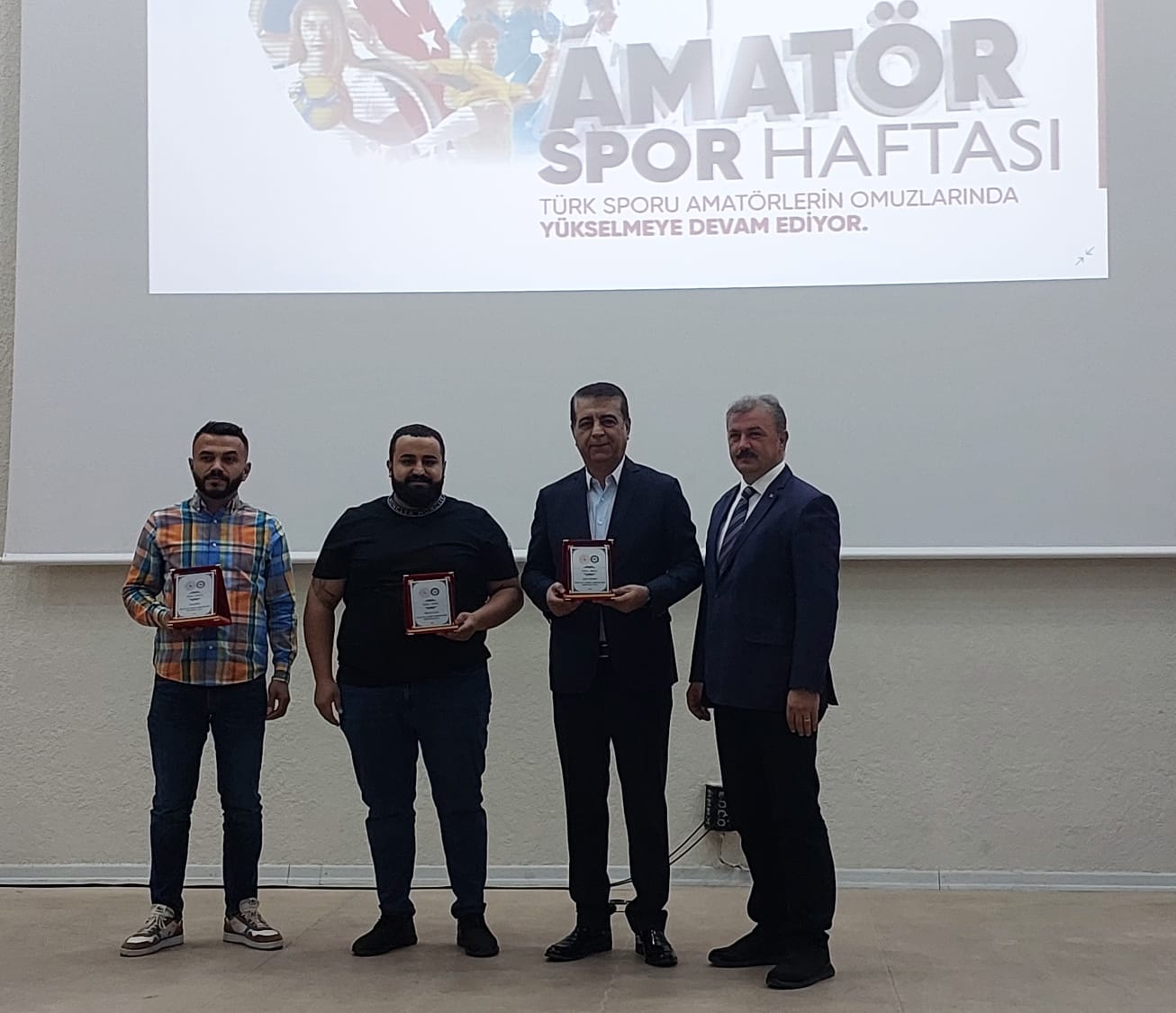 AMATÖR SPORUN DOSTU İŞ İNSANLARINA PLAKET VERİLDİ 