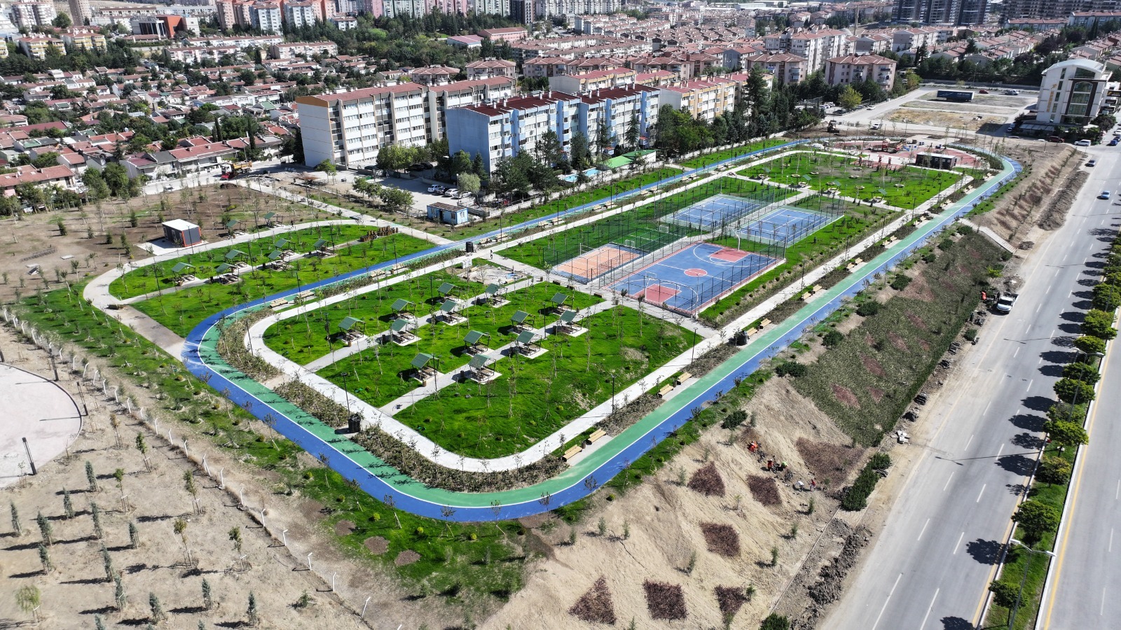 ANKARA BÜYÜKŞEHİR YENİMAHALLE’YE BİR YEŞİL ALAN DAHA KAZANDIRDI