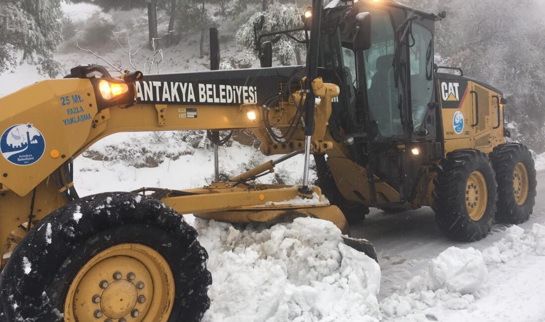 Antakya'da etkisini arttıran kar