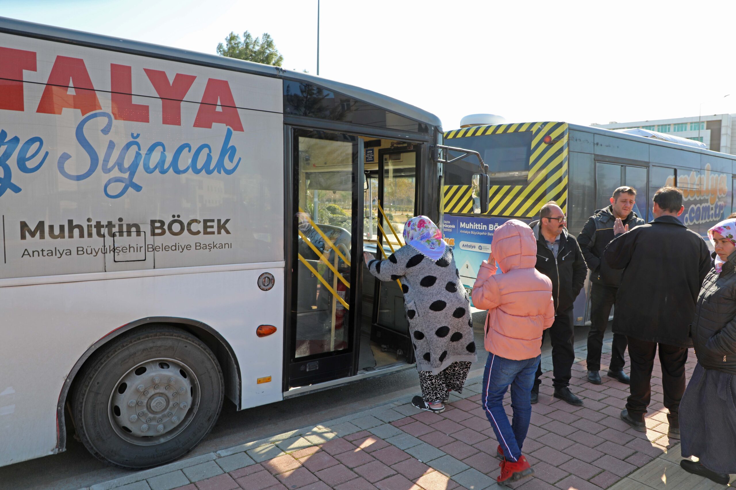Antalya Büyükşehir Belediyesi depremzedelere ulaşım desteği sağlıyor