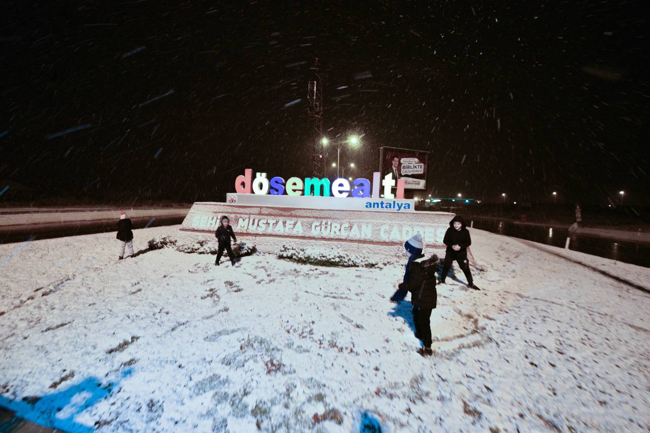Antalya Kent merkezine 29 yıl sonra kar yağdı