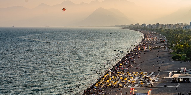 Antalya sahillerinde Ekim ayına rağmen hala yaz havası esiyor.