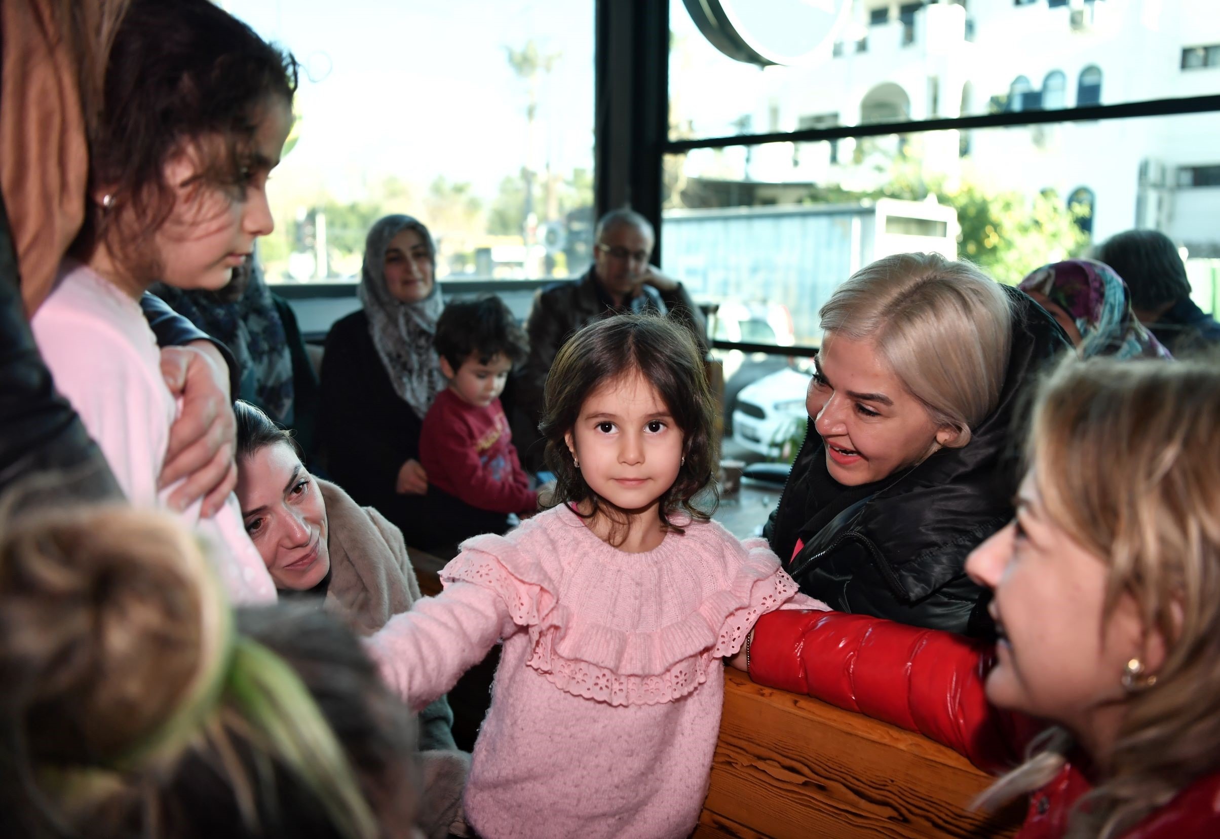 Antalya’ya gelen depremzedelere yardım eli