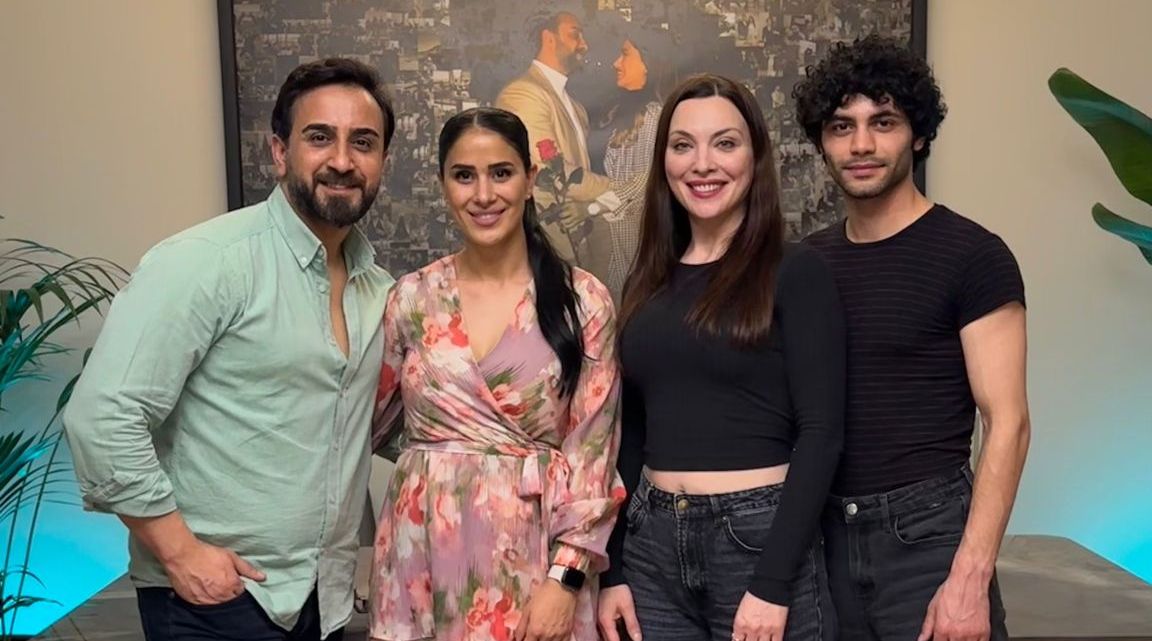 Aşkın Eli Değmiş Gibiydi