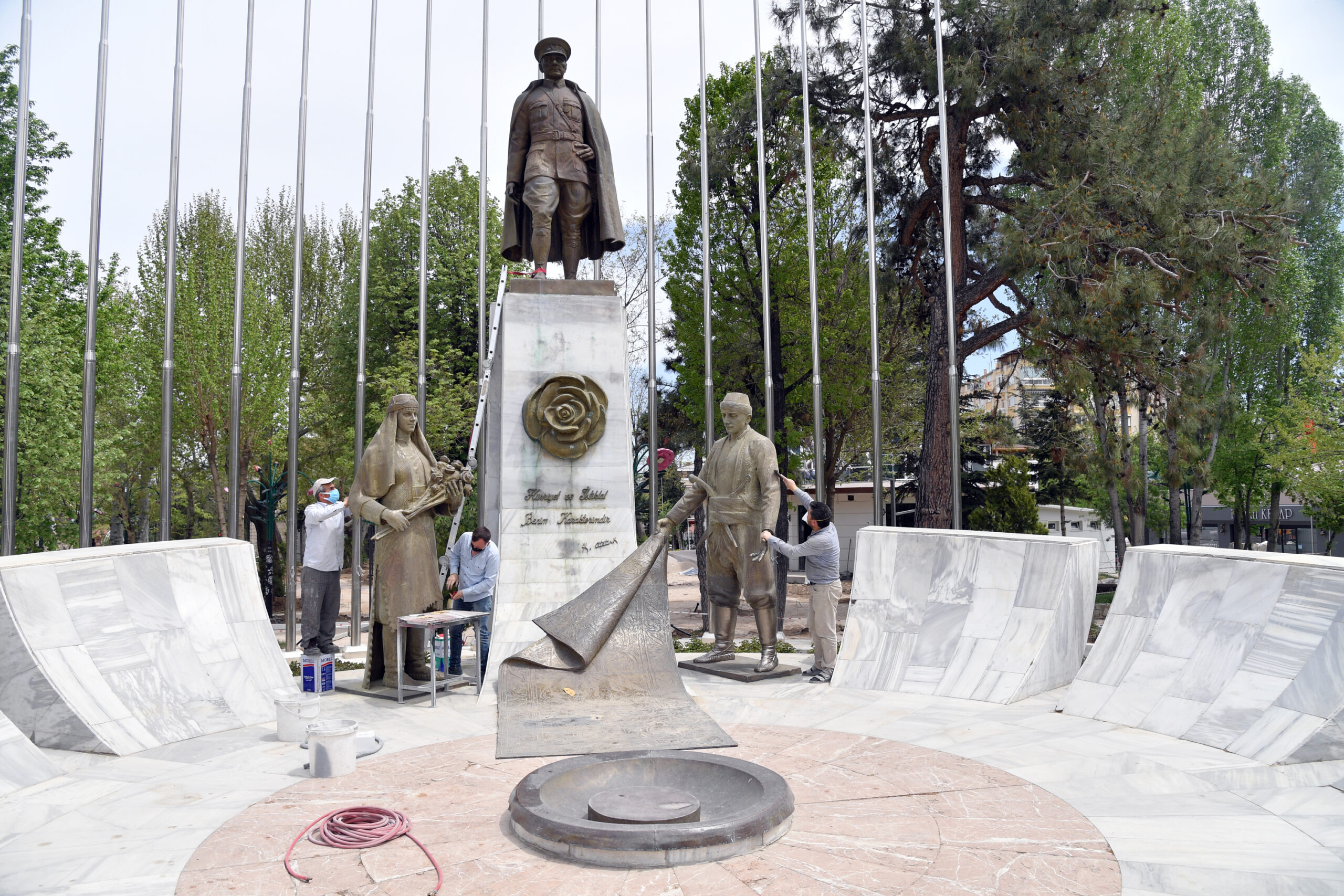 Atatürk Anıtı ve Gülcü İsmail Efendi heykelinde bakım, onarım ve çevre düzenlemesi