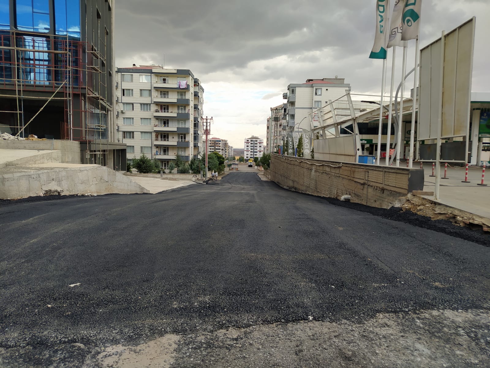 BAĞCILAR MAHALLESİ'Nİ ŞANLIURFA YOLUNA BAĞLAYAN YOL BAĞLAR BELEDİYESİ TARAFINDAN ASFALTLANDIRILARAK MODERNİZE EDİLDİ