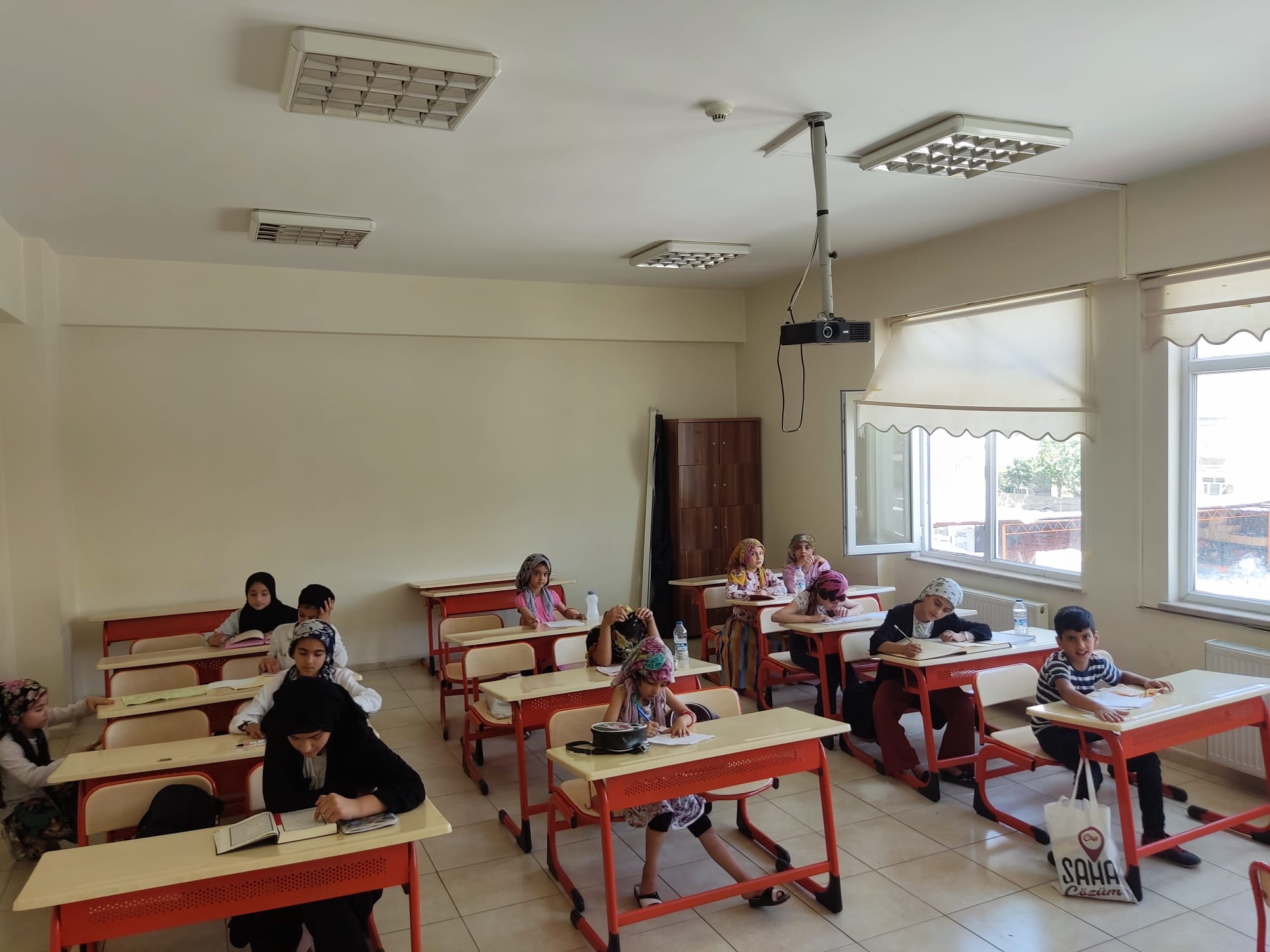 BAĞLAR BELEDİYESİ’NDEN DEPREMZEDE ÇOCUKLARA ÖZEL OKULLARI ARATMAYAN KOŞULLARDA KUR’ANI KERİM KURSU