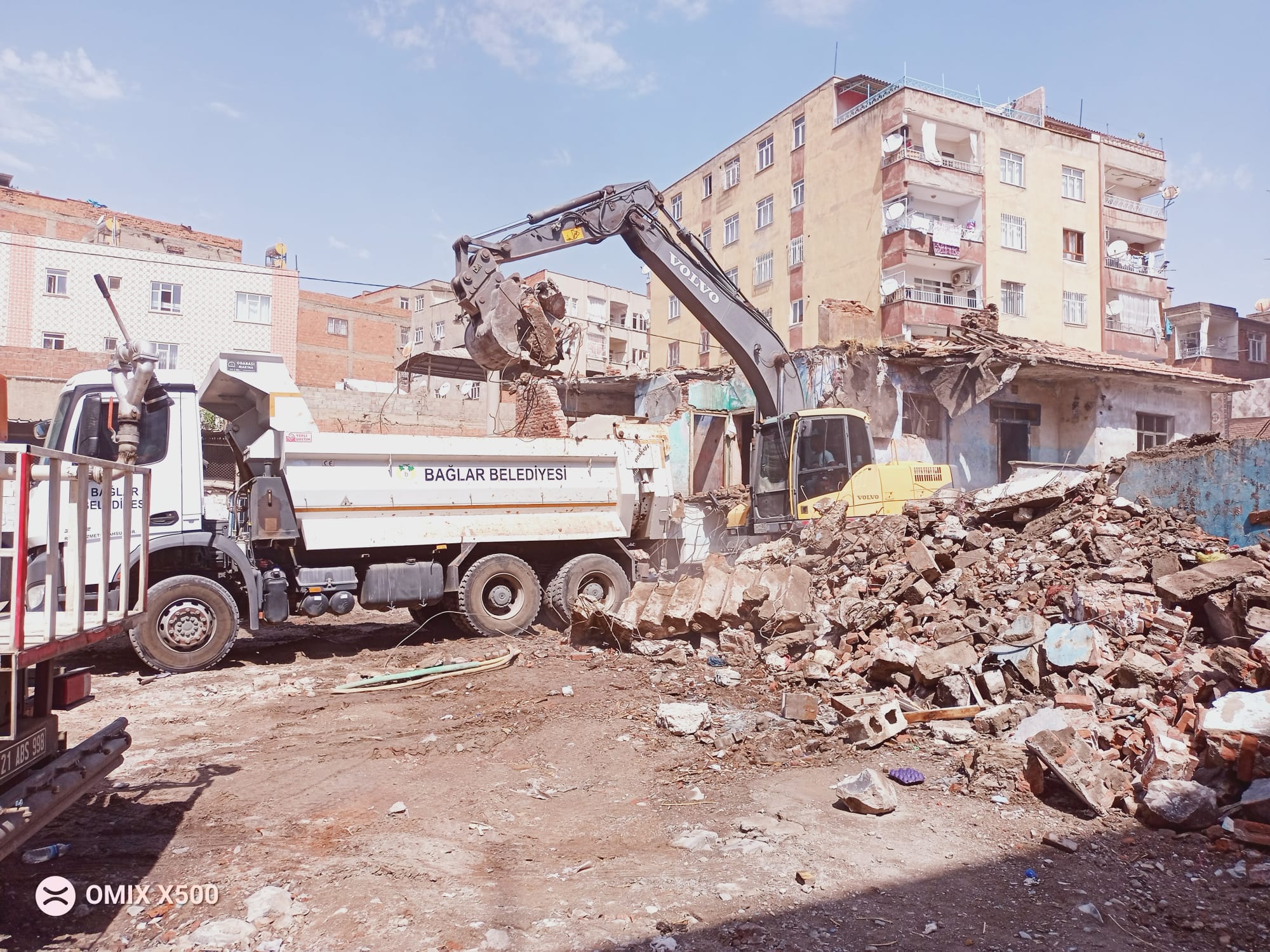 BAĞLAR BELEDİYESİ'NİN YIKIMINI GERÇEKLEŞTİRDİĞİ ESKİ YAPI SOSYAL DONATI ALANI OLARAK DEĞERLENDİRİLECEK