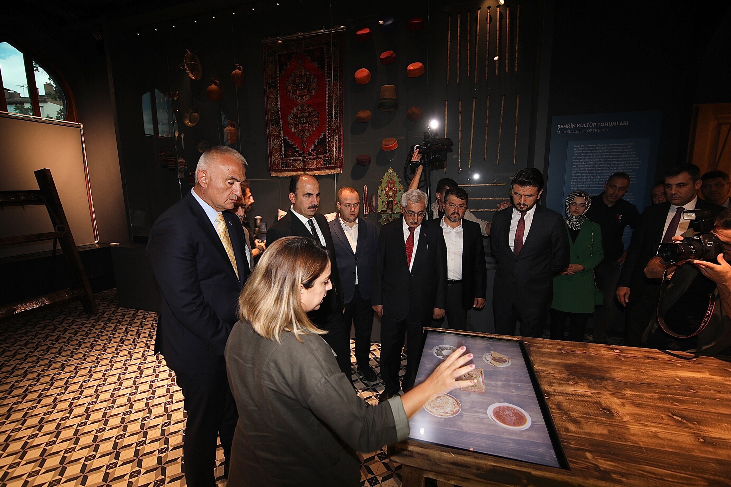 Bakan Ersoy Taş Bina’da Turizmcilerle Buluştu