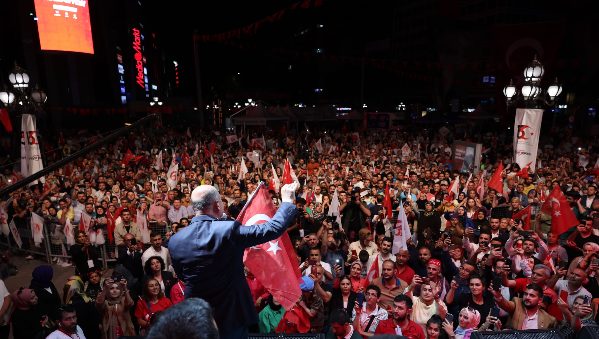 Bakan Süleyman Soylu, 15 Temmuz Kızılay Milli İrade Meydanı'nda Tutulan Demokrasi Nöbetine Katıldı