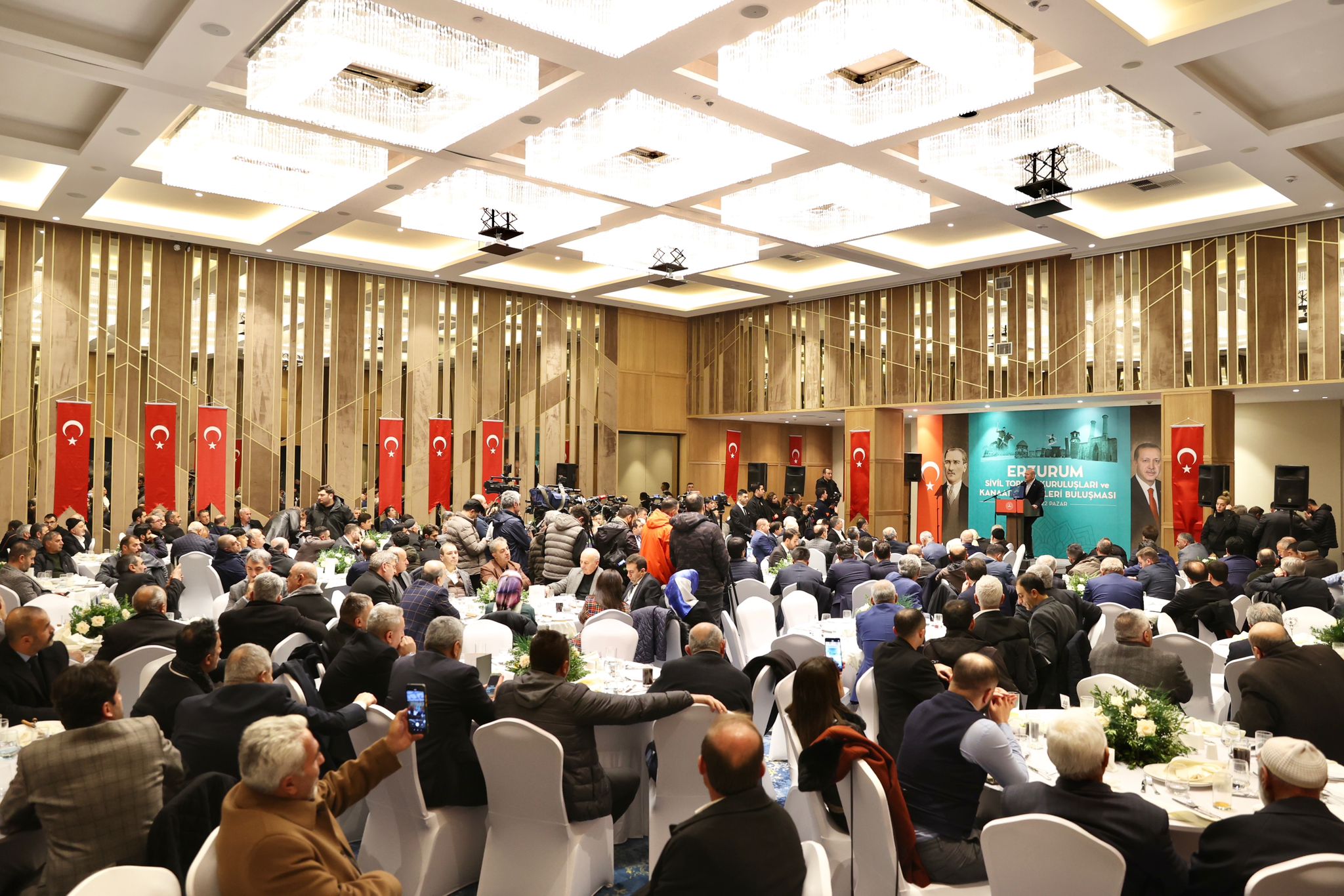 Bakan Süleyman Soylu Erzurum'da Sivil Toplum Kuruluşları ve Kanaat Önderleri Buluşması'nda Vatandaşlarla Bir Araya Geldi