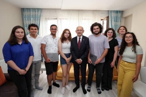 BAŞKAN ADEM, "CHP HER ZAMAN GENÇLERİN YANINDA OLACAK"