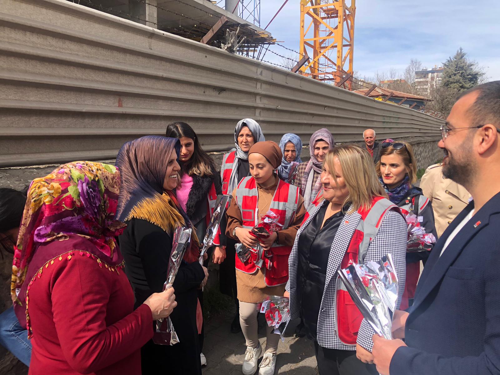 Başkan Arzu Özdoğan Karanfil Dağıttı