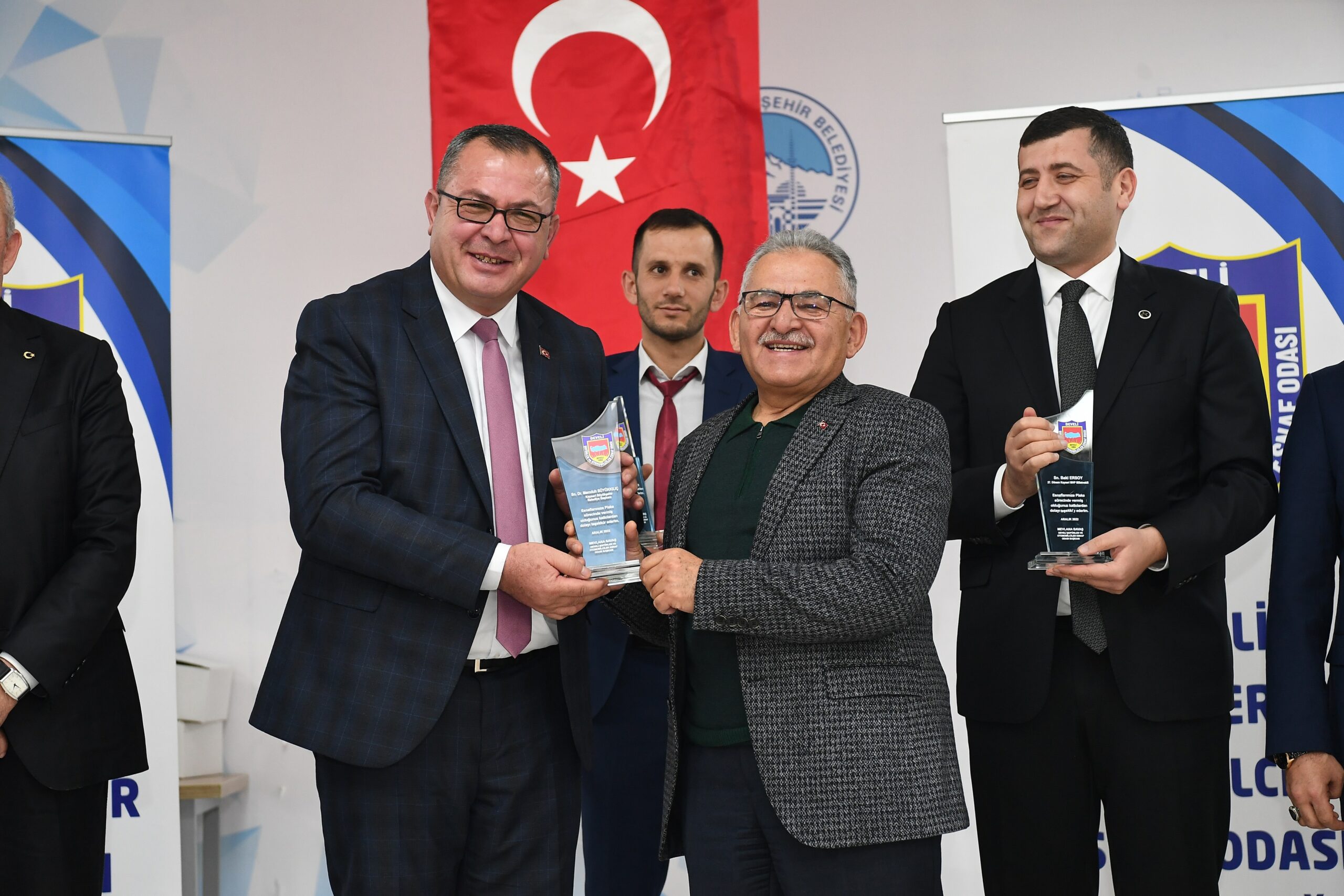 BAŞKAN BÜYÜKKILIÇ, DEVELİ’DE ŞOFÖR ESNAFININ SORUNUNU KÖKTEN ÇÖZDÜ