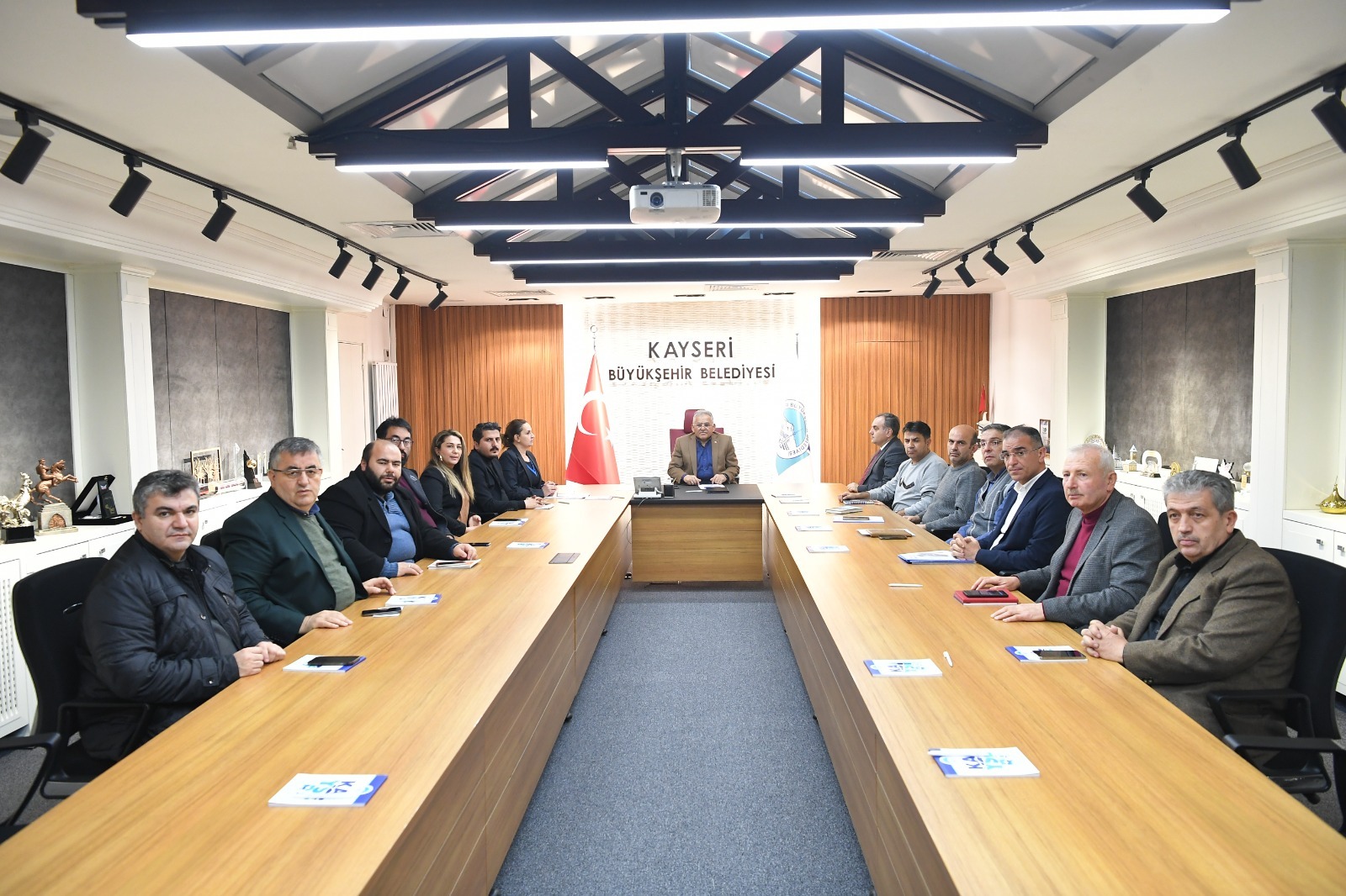 Başkan Büyükkılıç, kentteki bazı bilim insanları ve sivil toplum kuruluşları ile buluştu.