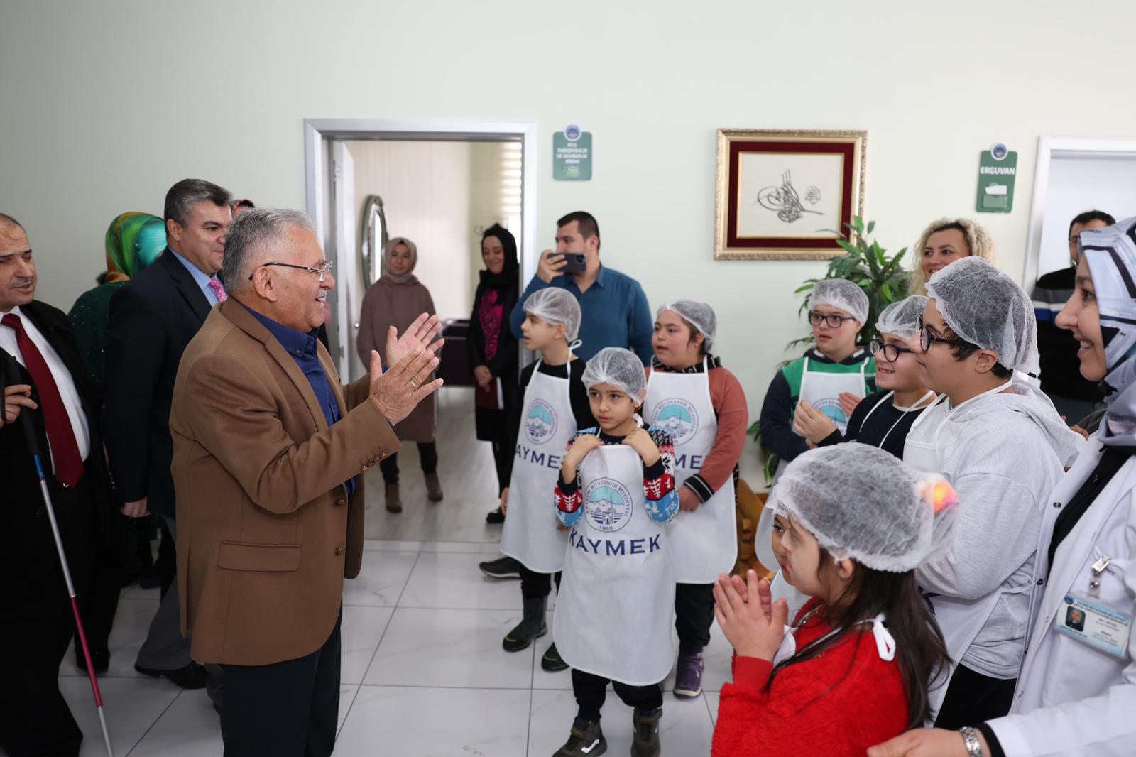 BAŞKAN BÜYÜKKILIÇ, ÖZEL ÇOCUKLARLA KAYMEK MUTFAĞINDA BULUŞTU