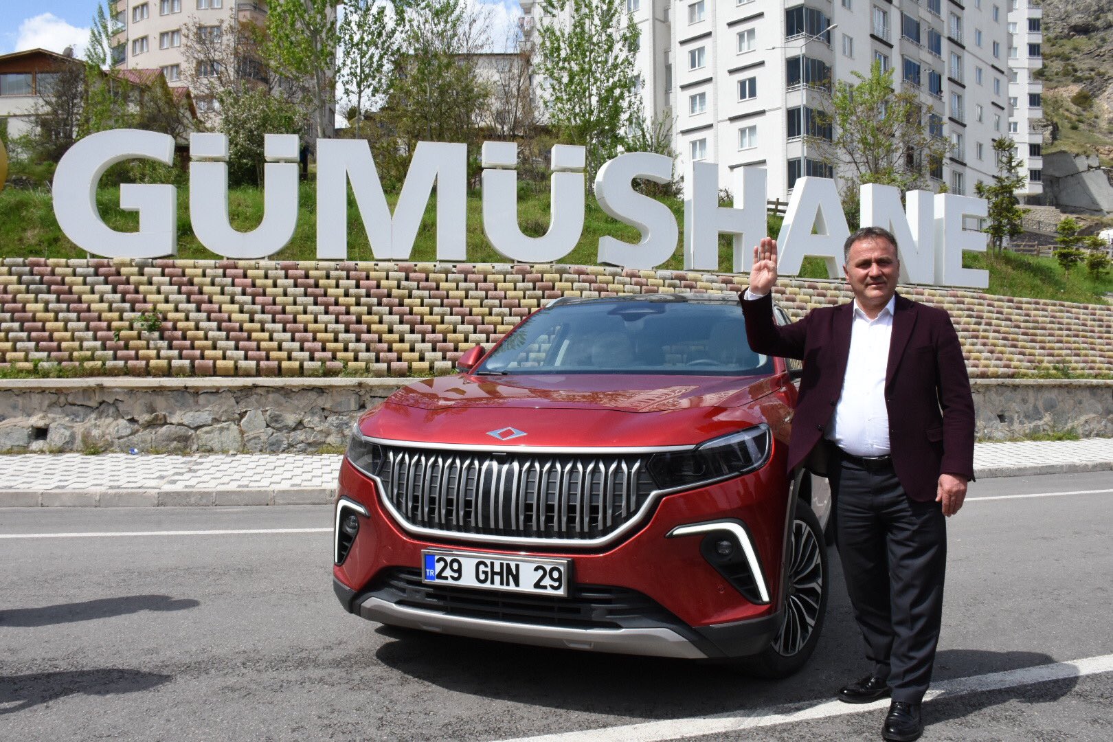 Başkan Ercan çimen sevincini sosyal medya hesabından paylaştı