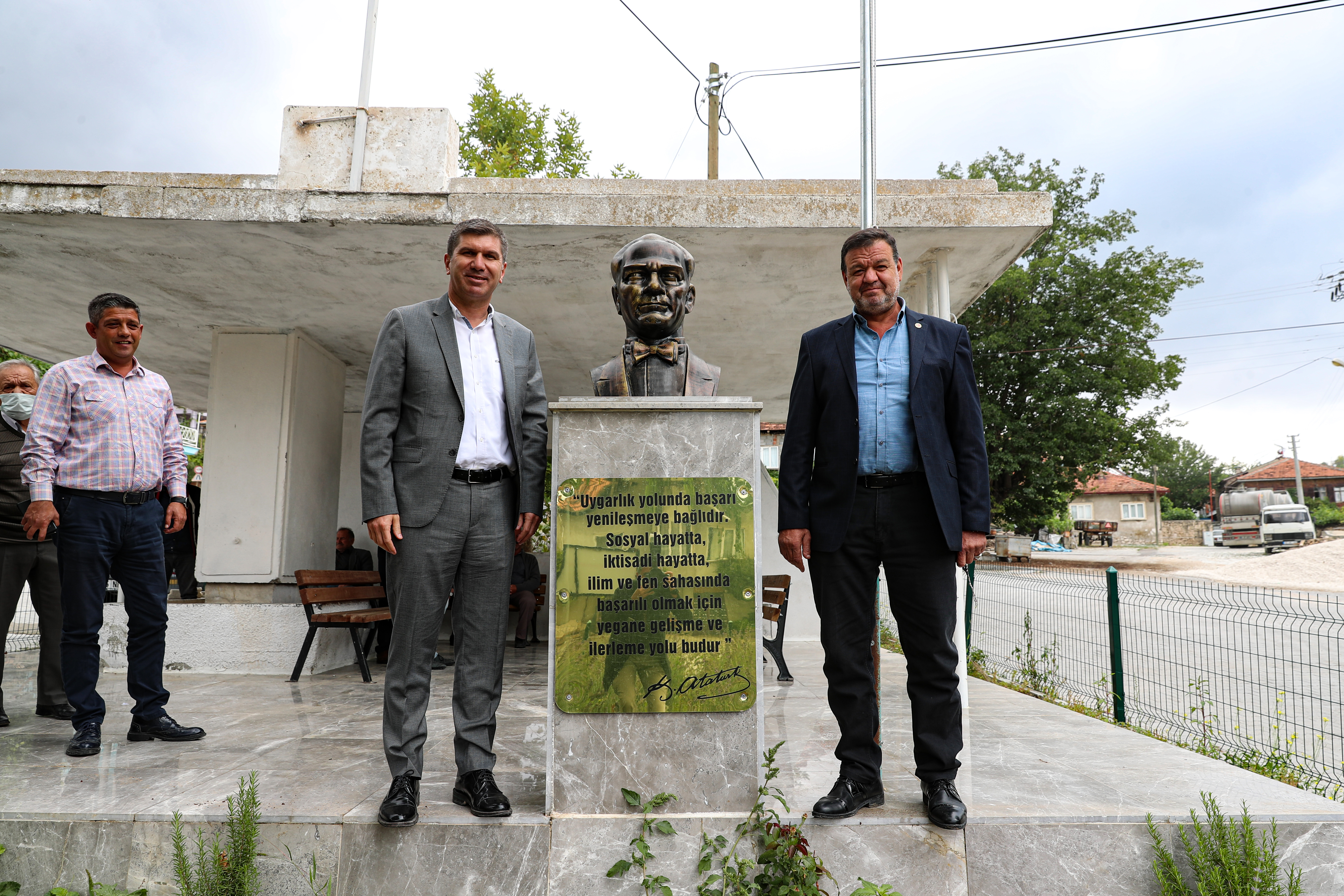 Başkan Ercengiz’den Kurna Köyü’ne Atatürk Büstü