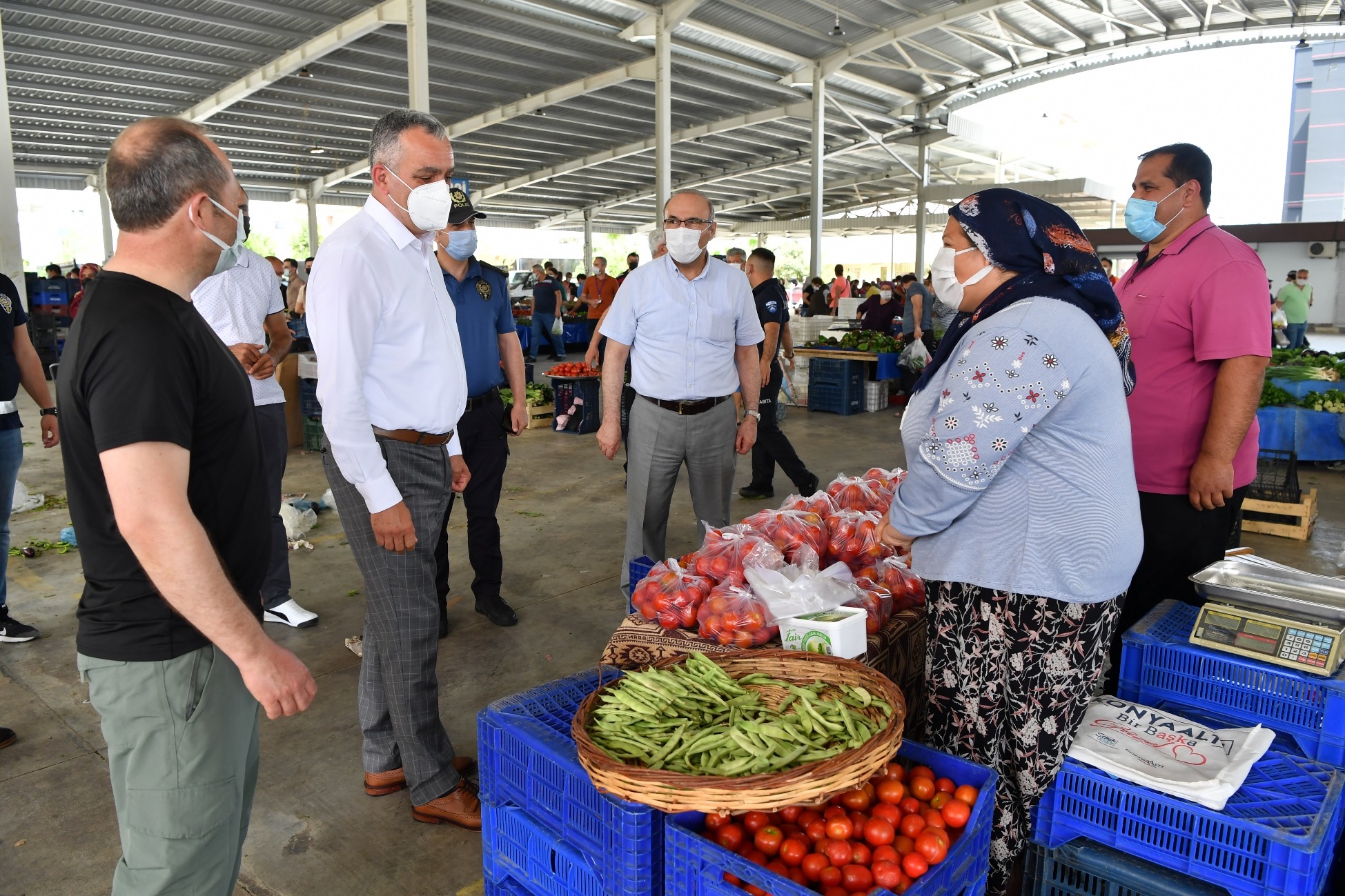 Başkan Esen pazar denetiminde