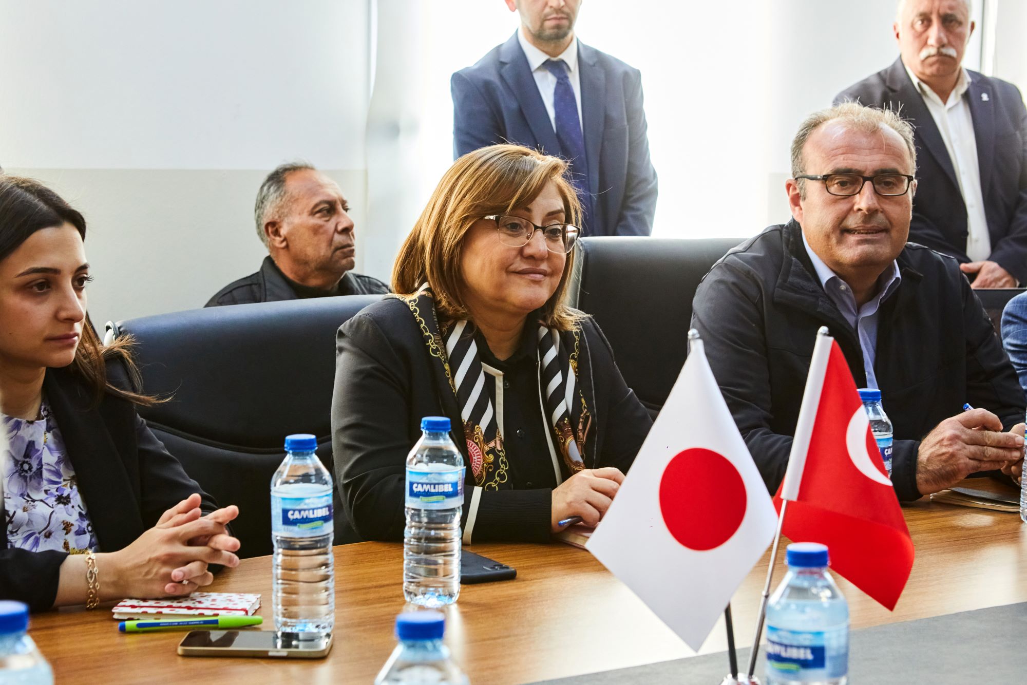 BAŞKAN FATMA ŞAHİN İLE JAPONYA DIŞİŞLERİ BAKAN YARDIMCISI KENJİ OĞUZELİ İLÇESİNDEKİ SAHRA HASTANESİNİ ZİYARET ETTİ 