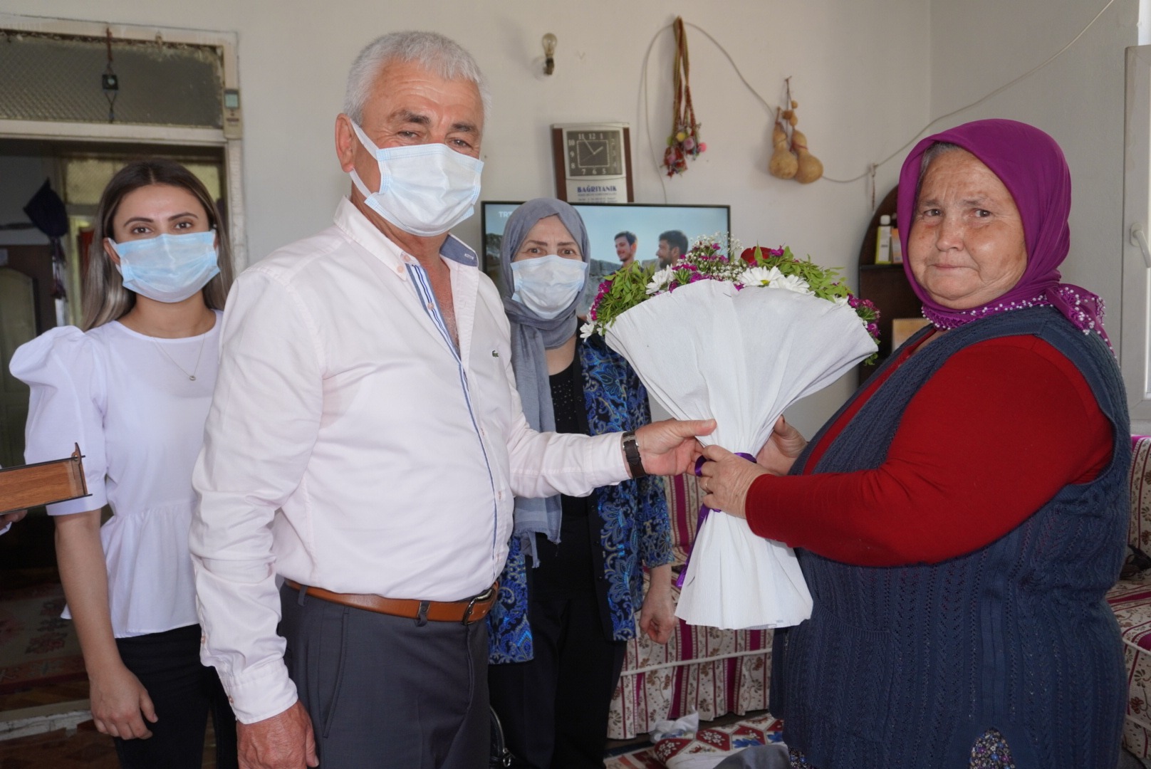 BAŞKAN GEYİKÇİ’DEN ANNELERE ZİYARET