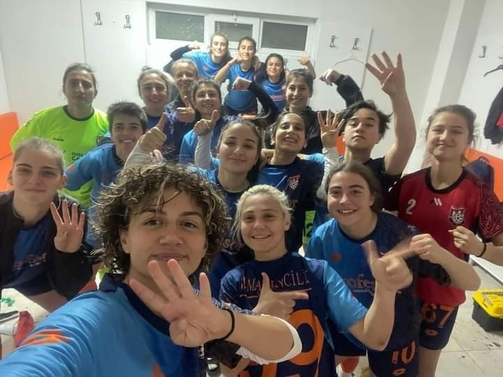 Başkan Hüseyin Tavlı Kadın Futbol Takımını Kutladı