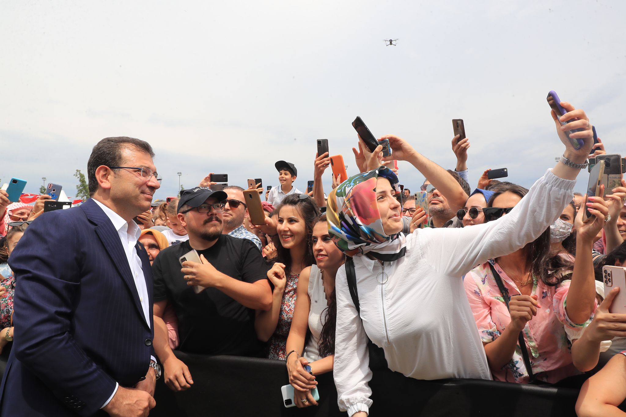BAŞKAN İMAMOĞLU, ‘ÖZGÜRLÜK’ ŞARKISINI 742 ‘YUVAMIZ İSTANBUL’ MEZUNUYLA BİRLİKTE SÖYLEDİ