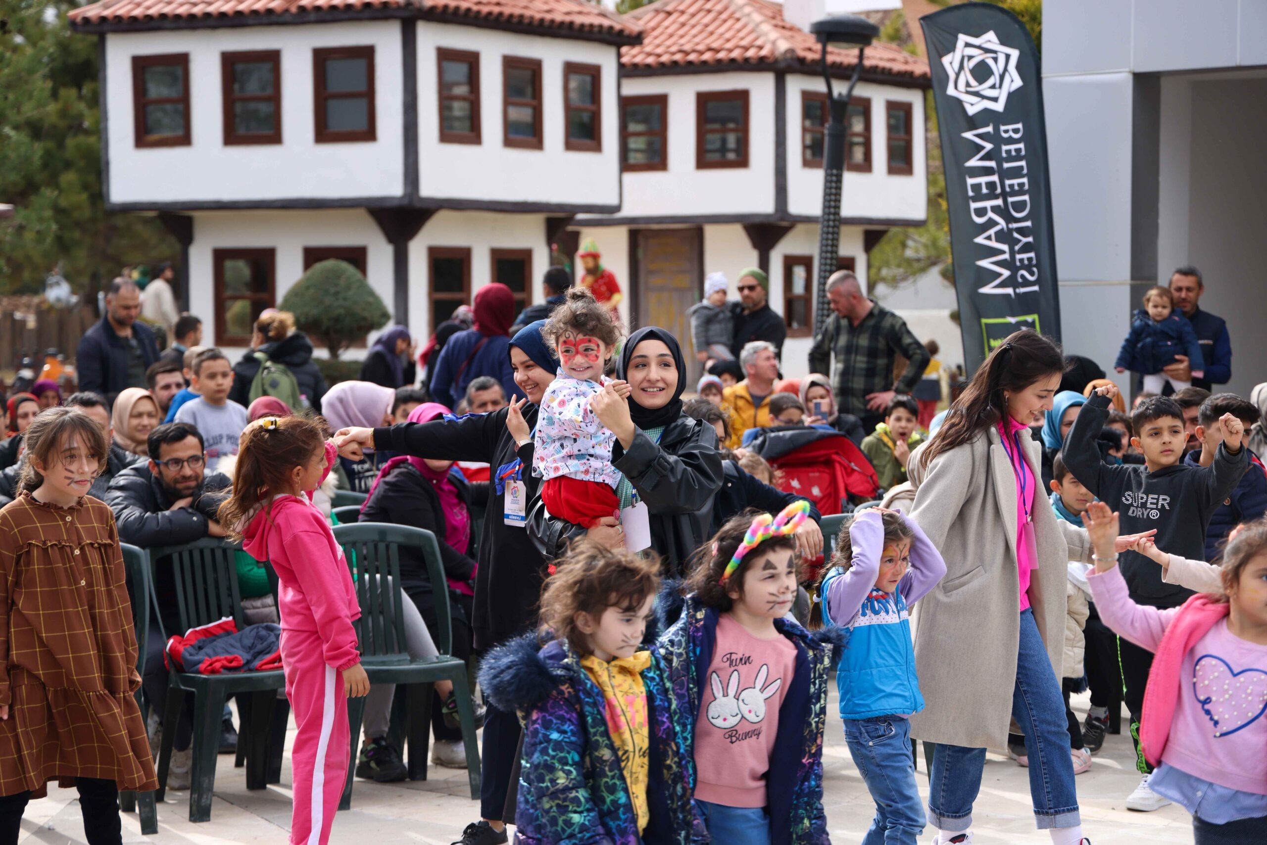 BAŞKAN KAVUŞ, DEPREM BÖLGESİNDEN GELEN MİSAFİRLERİ DEVRİ ALEM’DE AĞIRLADI