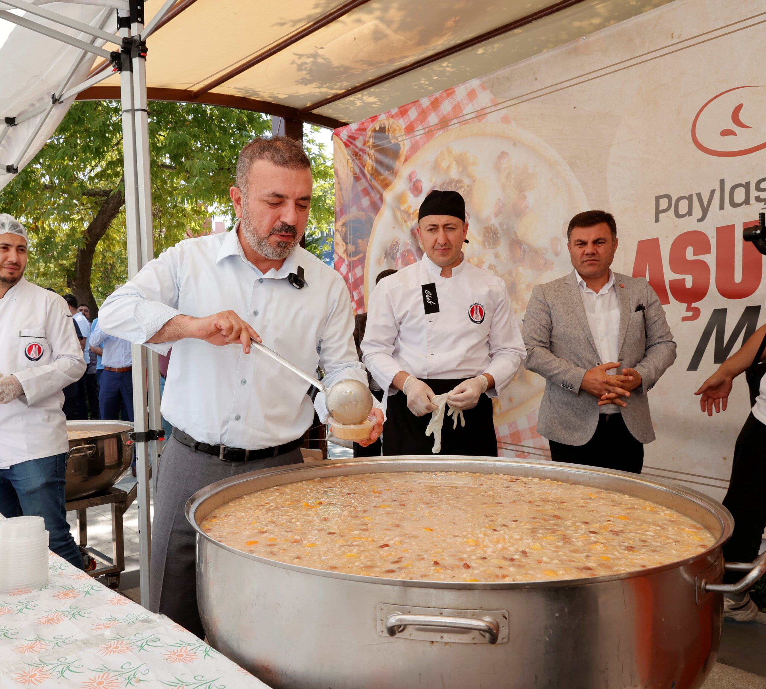 BAŞKAN MURAT ERCAN’DAN SİNCANLILARA AŞURE İKRAMI