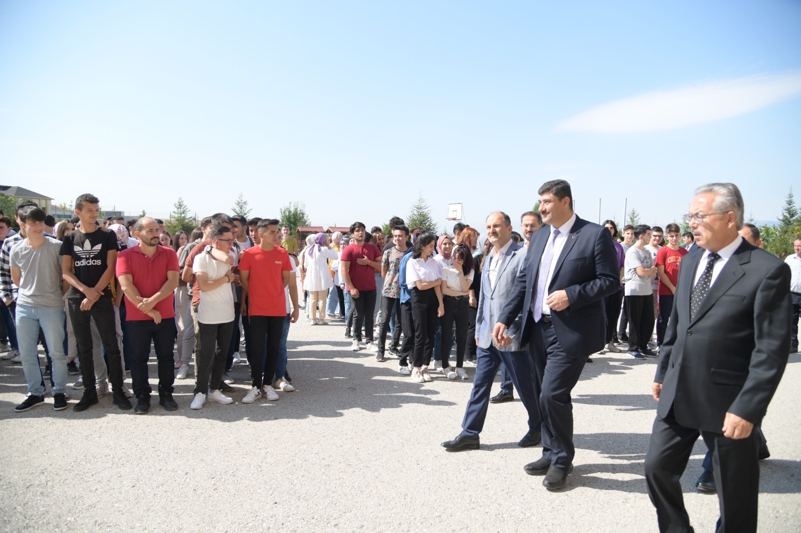 Başkan Oğuz’dan öğrencilere yeni halı saha