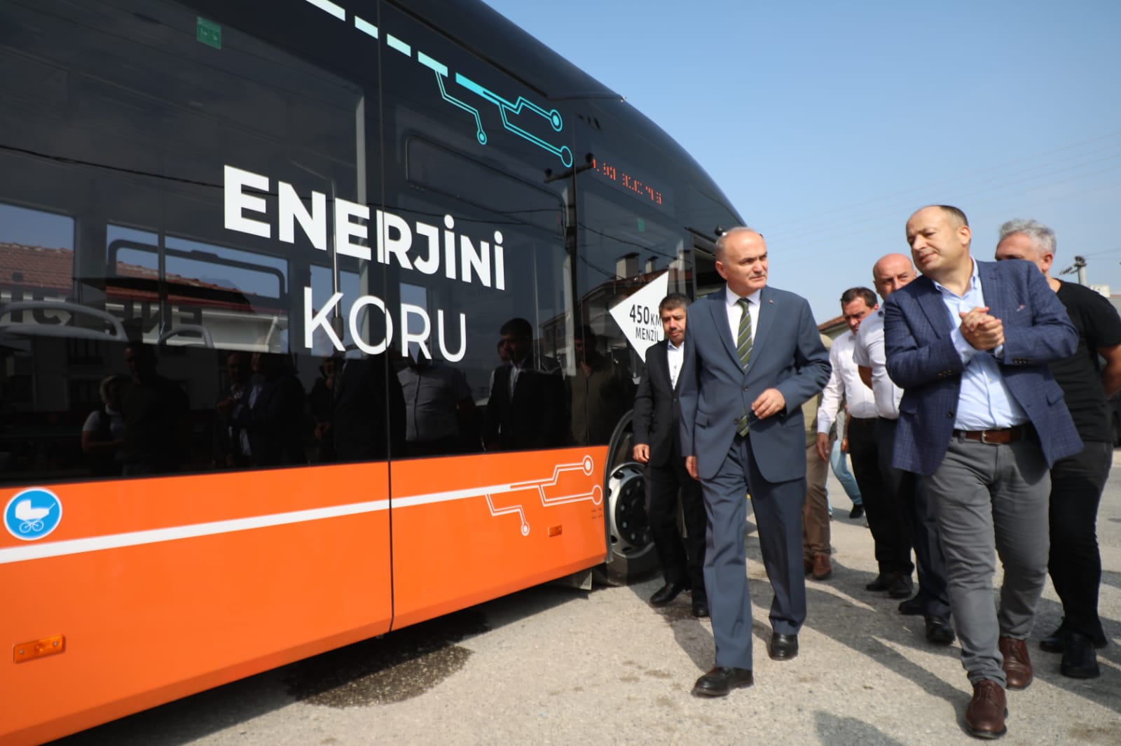 BAŞKAN ÖZLÜ, ELEKTRİKLİ OTOBÜSÜ İNCELEDİ