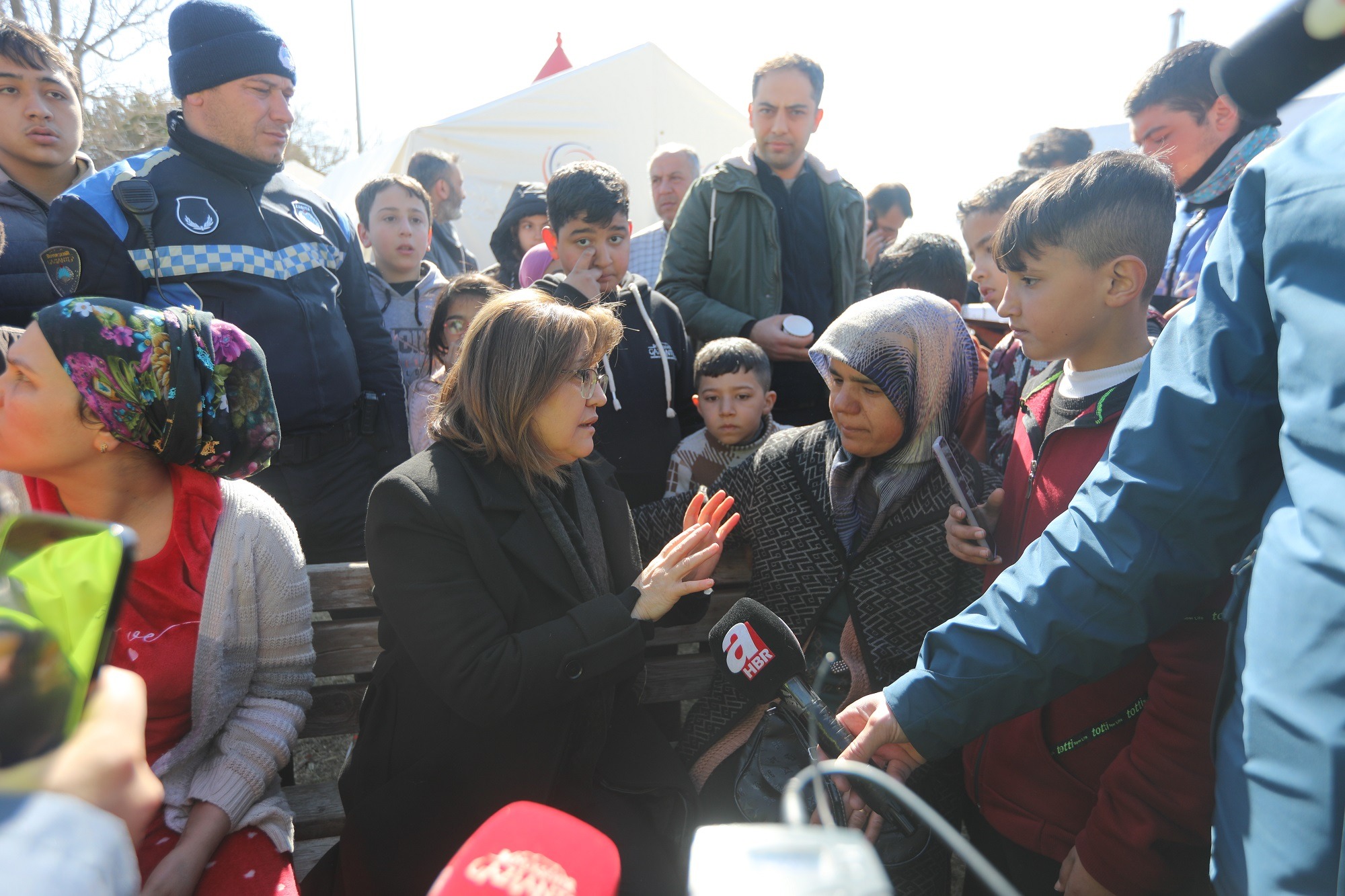 BAŞKAN ŞAHİN MASAL PARK’TA ÇOCUK DEPREMZEDELER VE AİLELERİNİ ZİYARET ETTİ