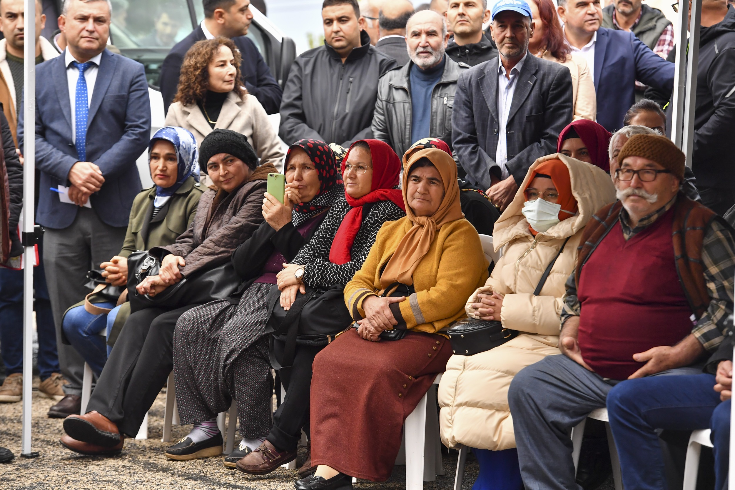 BAŞKAN SEÇER, ERDEMLİ’DE BAL SAĞIM ÇADIRI VE CEVİZ FİDANI DAĞITIMI GERÇEKLEŞTİRDİ