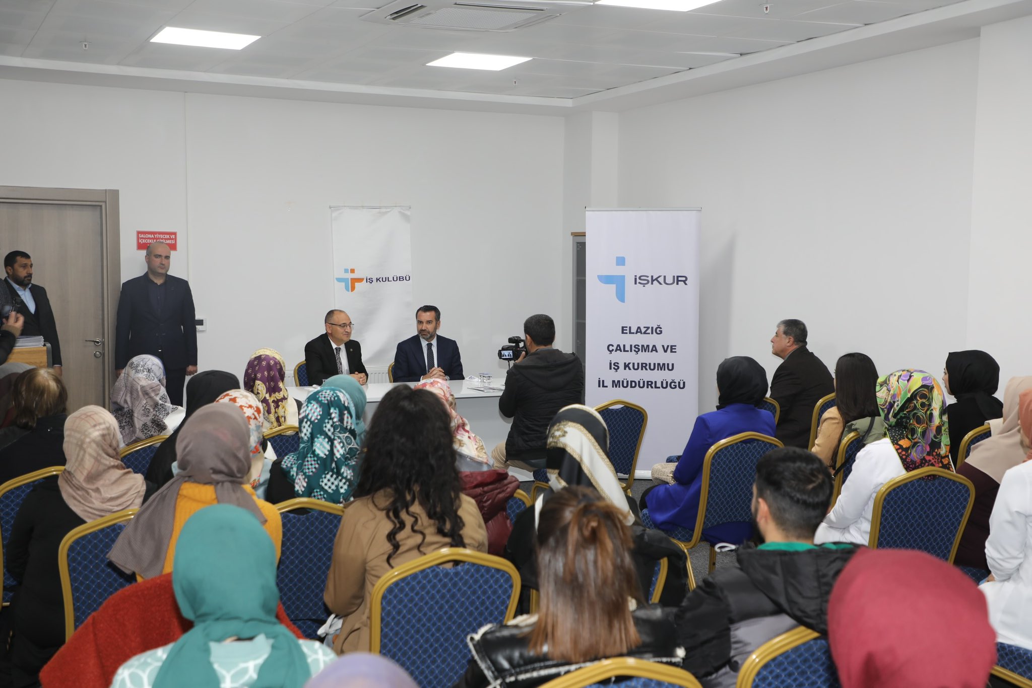 Başkan Şerifoğulları, İş Kulübü Eğitimleri'ne Katılan Kursiyerlere Katılım Belgelerini Verdi