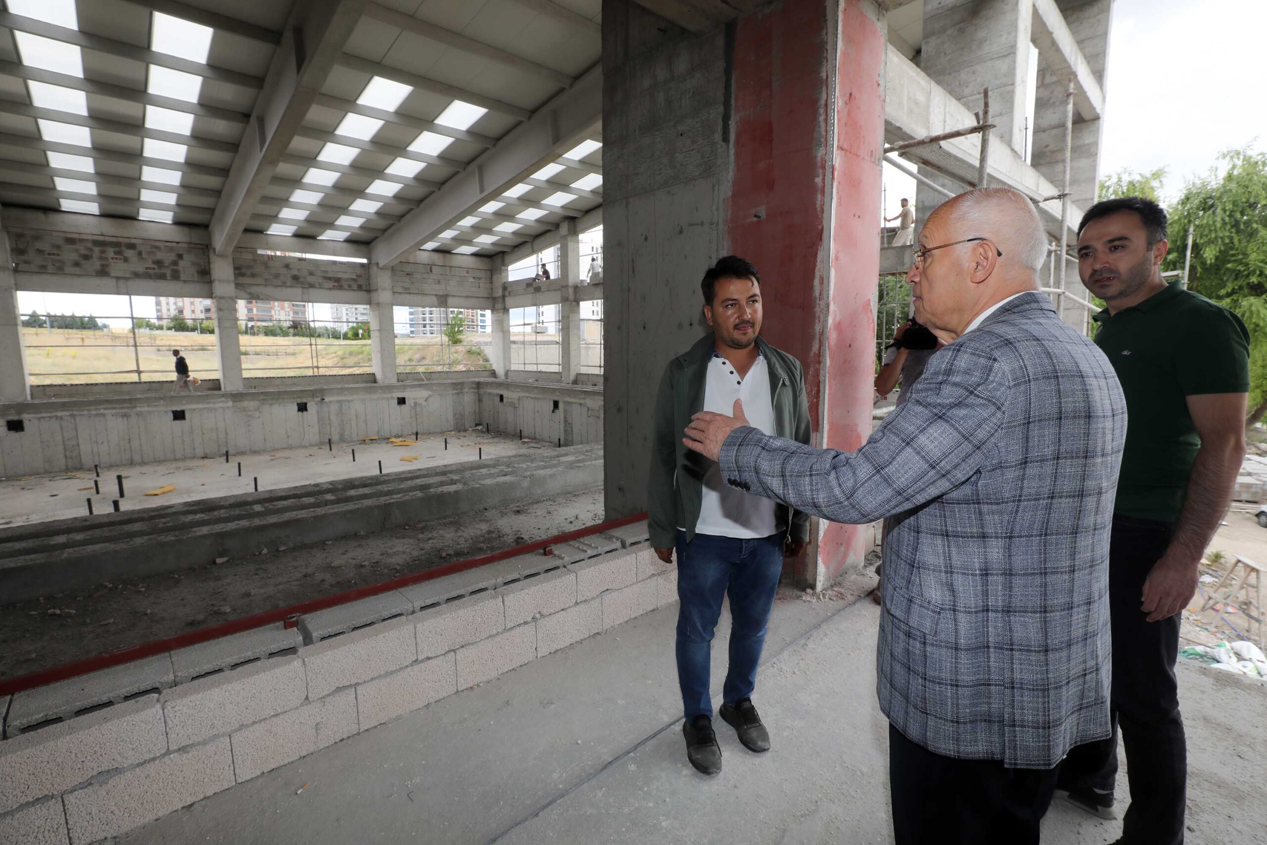 Başkan Yaşar, Ata Mahallesi Yüzme Havuzu inşaatını denetledi