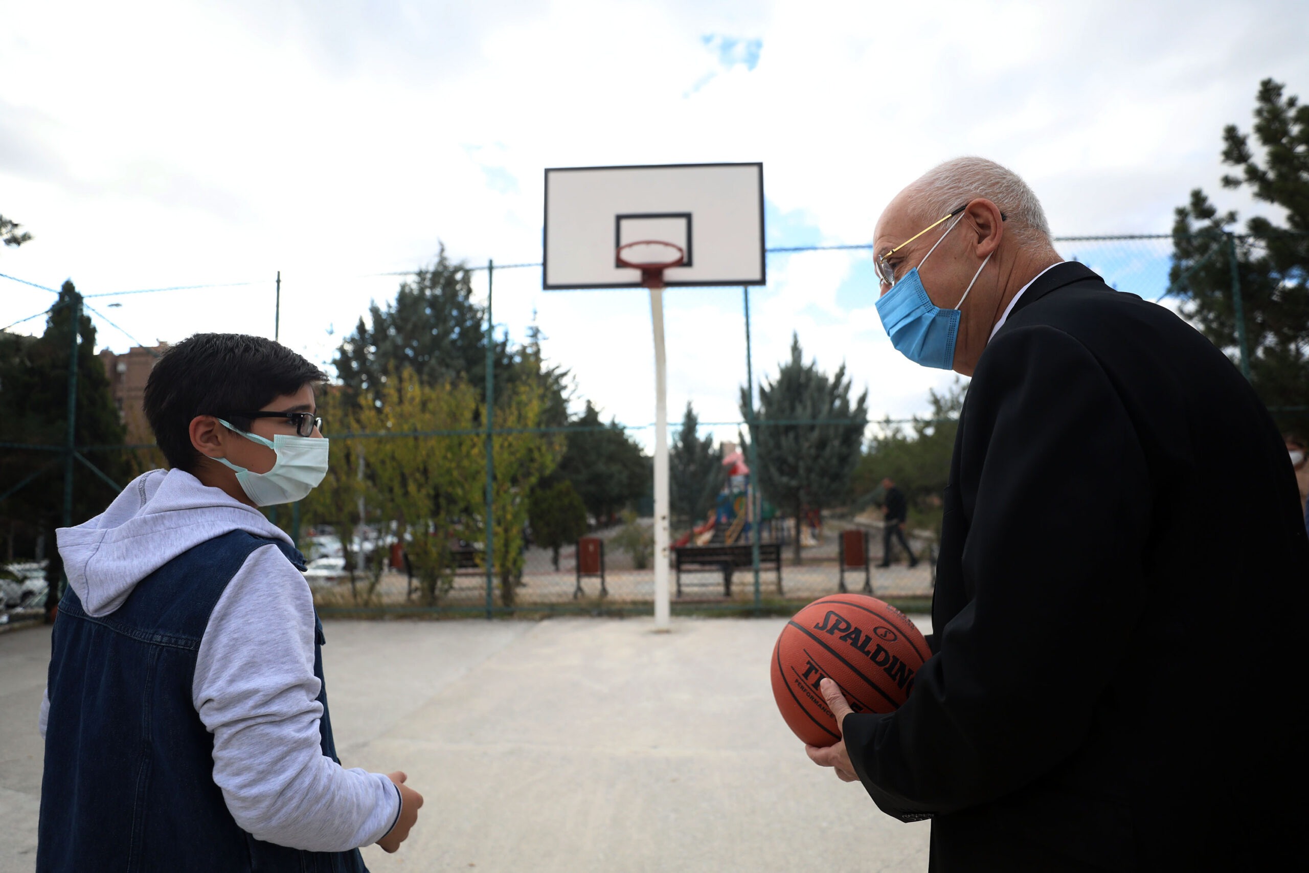Başkan Yaşar’dan Enes’e pota altında doğum günü