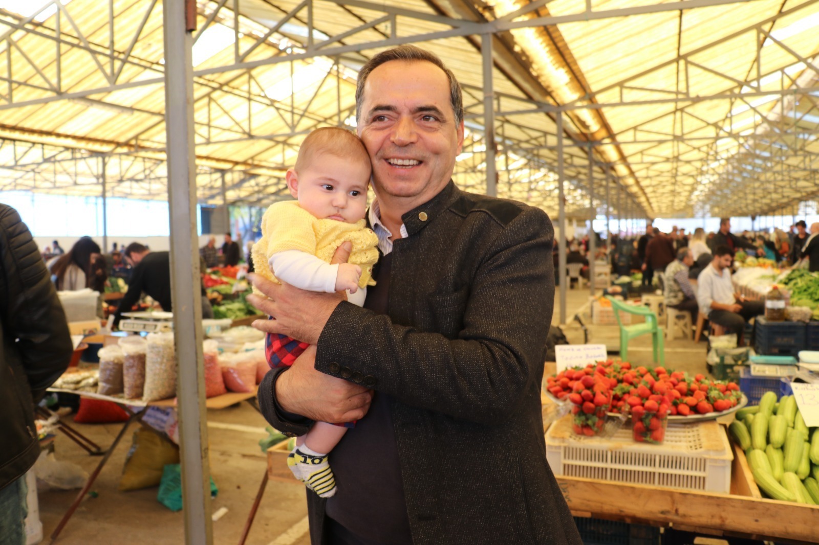 BAŞKAN YILMAZ CUMA PAZARINI ZİYARET ETTİ