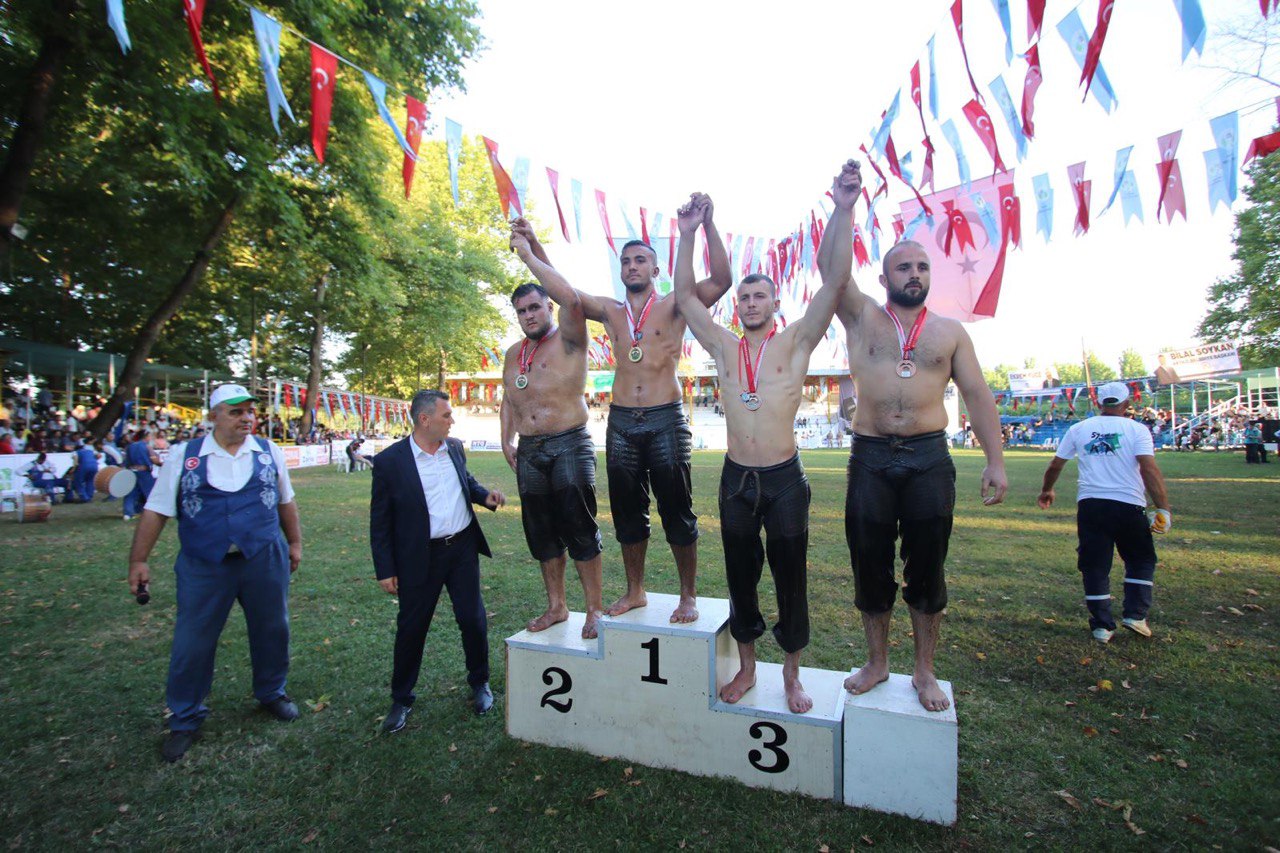 Başkan Yüce Akbalık Yağlı Güreşlerini izledi