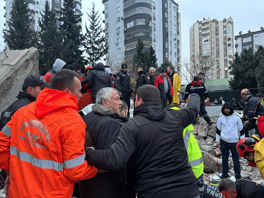 Başkan Zeydan Karalar enkaz noktalarında incelemelerde bulundu