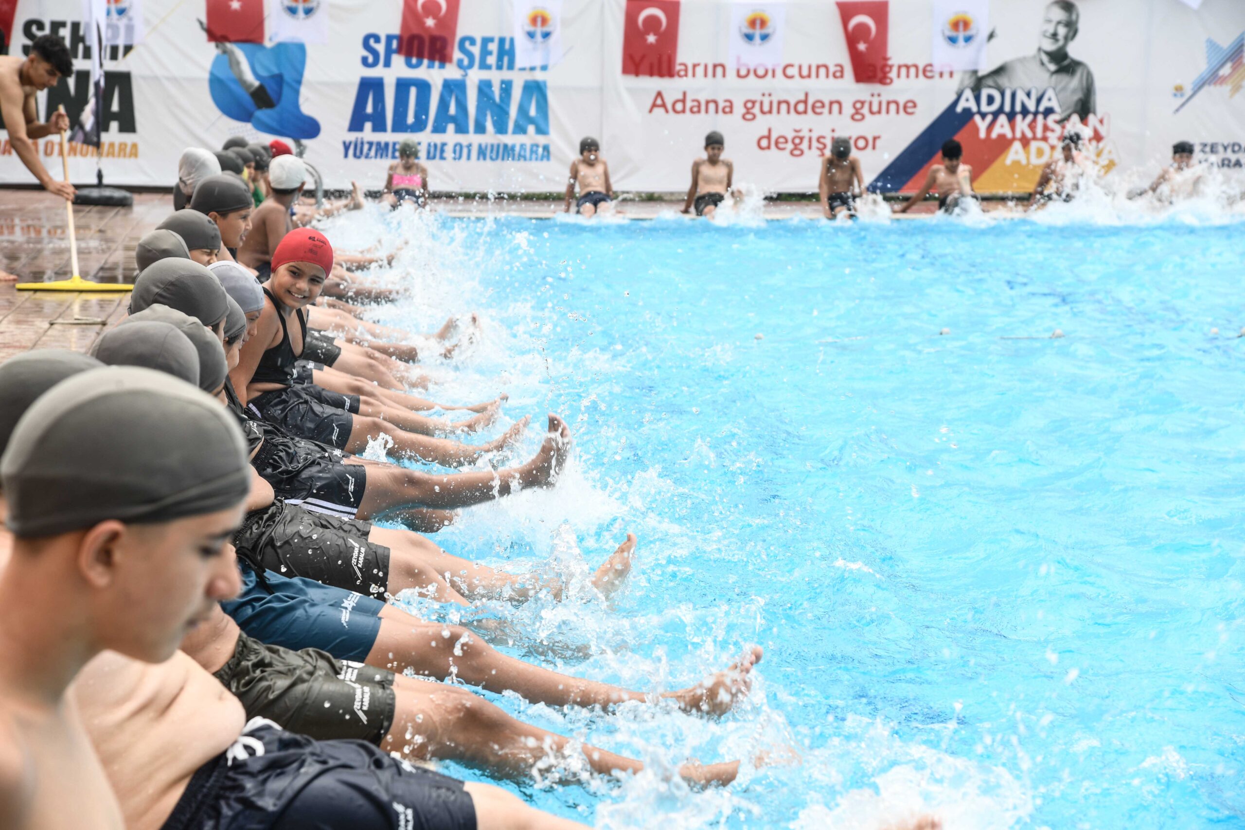 Başkan Zeydan Karalar, yüzme öğrenen çocuklar ve velilerle bir araya geldi