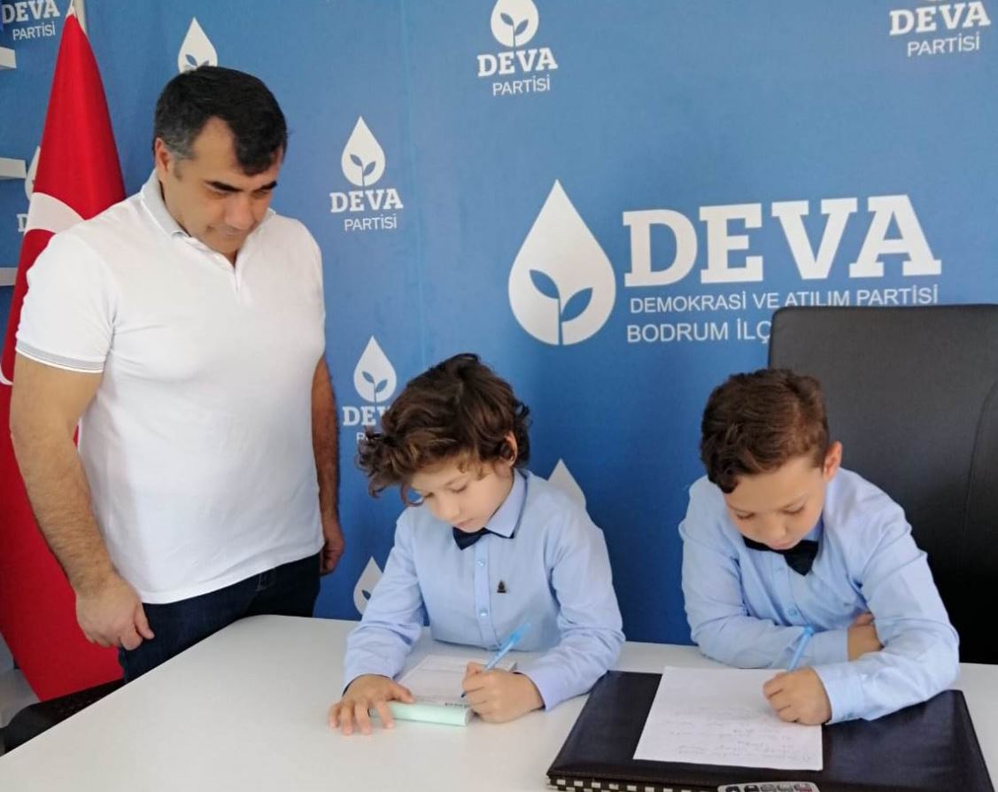 BAŞKANLIK KOLTUĞUNU ÇOCUKLARA BIRAKTI...
