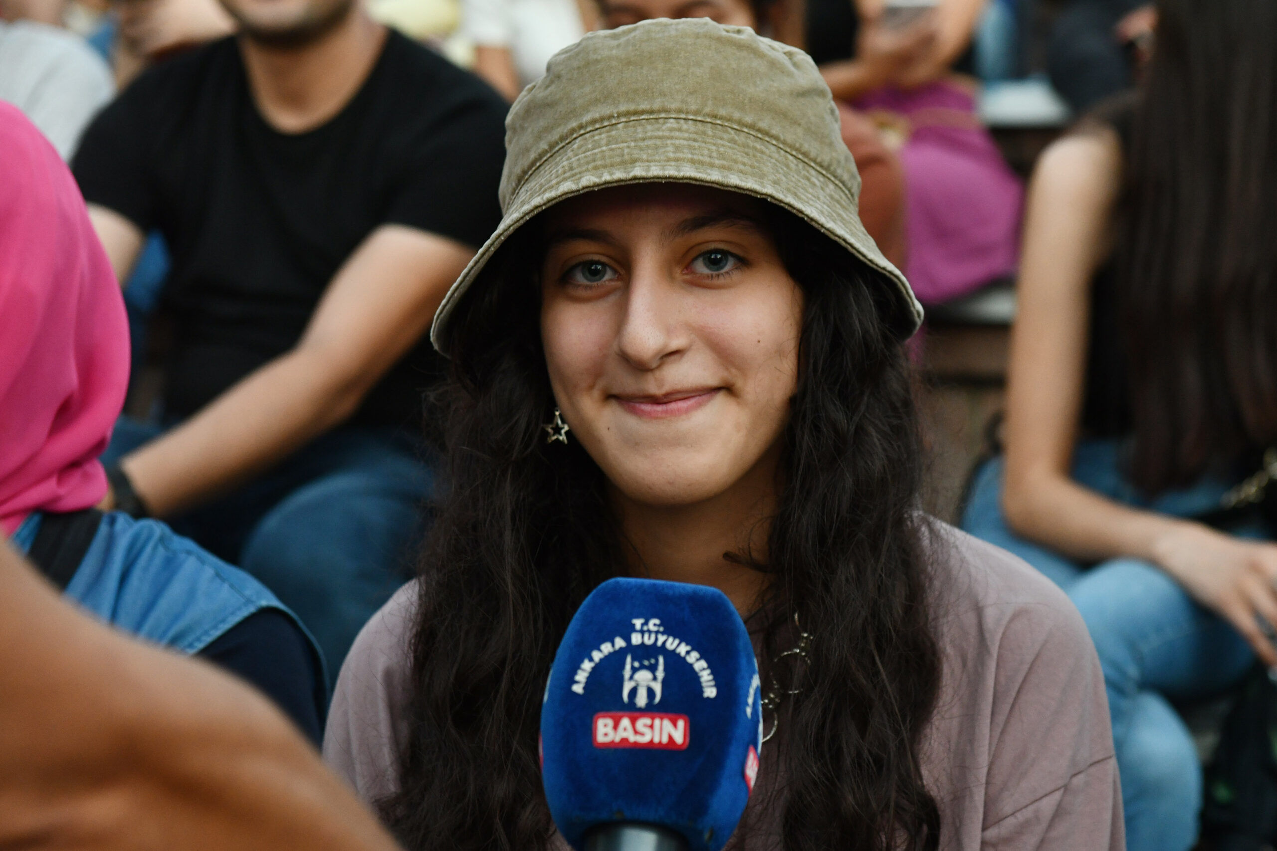BAŞKENTTE YILDIZLAR GEÇİDİ: MELİKE ŞAHİN BAŞKENTLİLERİ COŞTURDU
