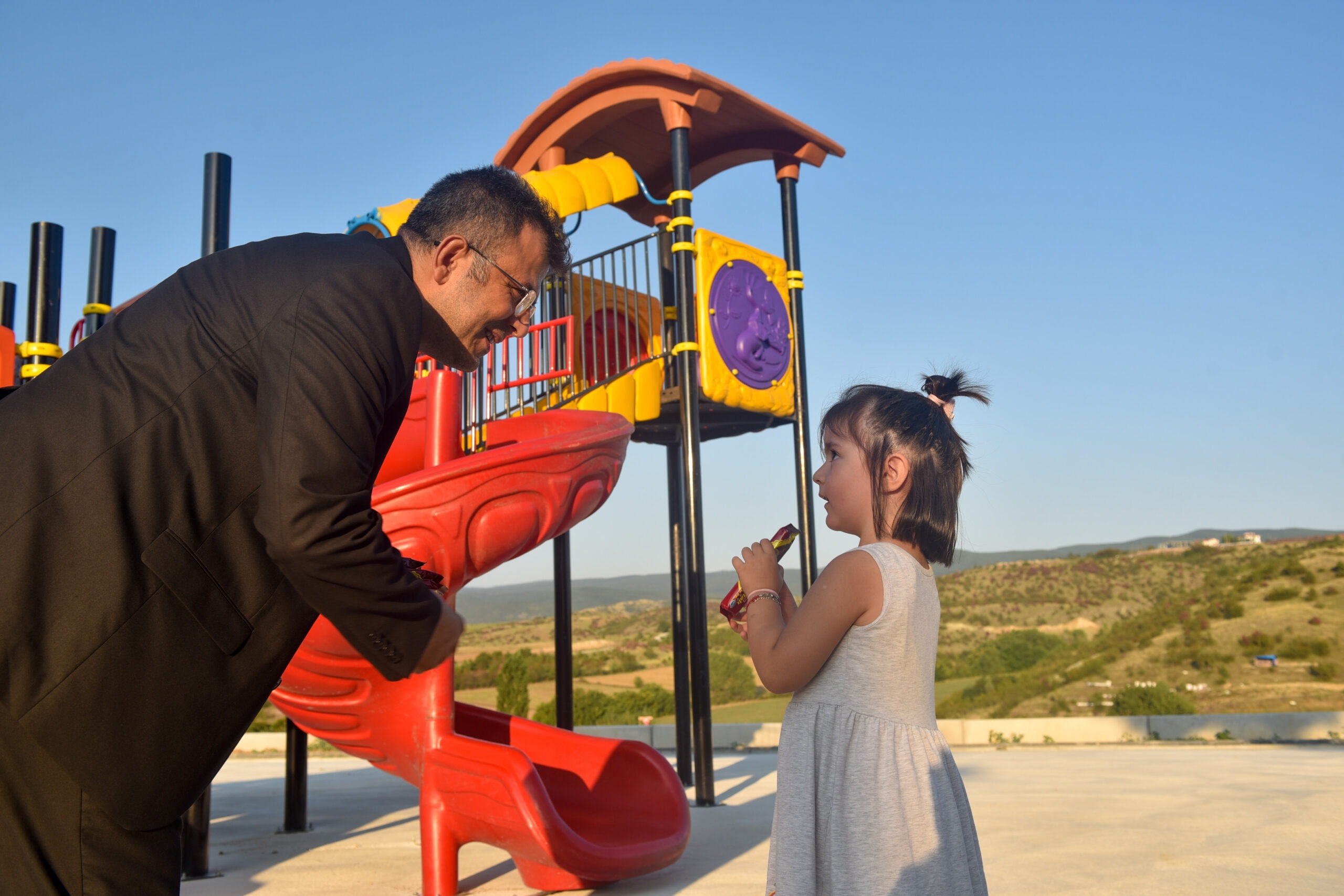 Belediye Başkanı Çatal, Parkta Oynayan Çocuklara İkramda Bulundu