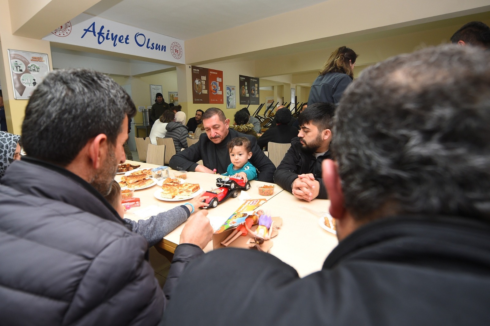 Belediye Başkanı Op. Dr. Rahmi Galip Vidinlioğlu, Kastamonu’ya gelen depremzede aileleri ziyaret etti