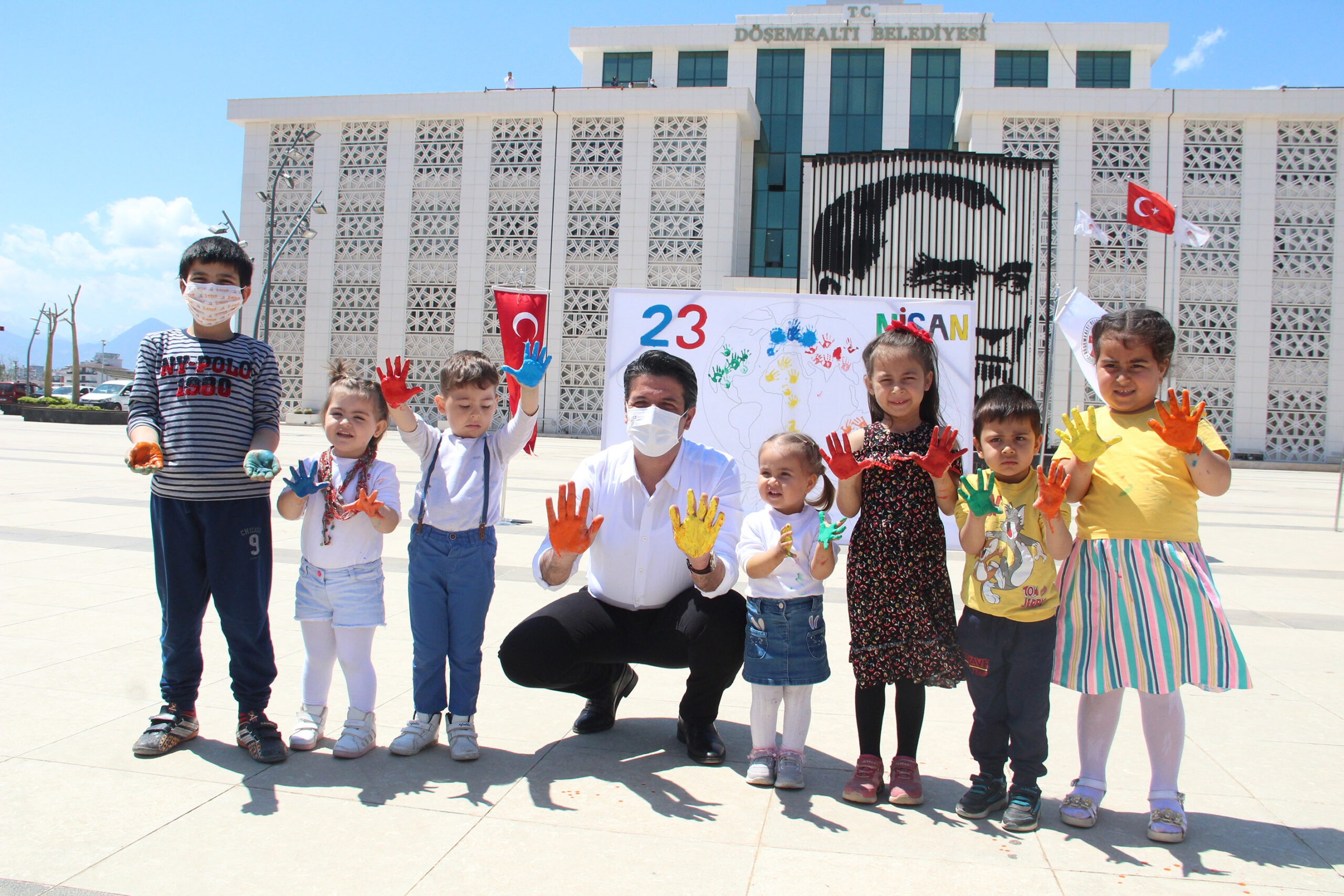 Belediye Başkanı Turgay Genç, 23 Nisan resmini çocuklarla birlikte tamamladı